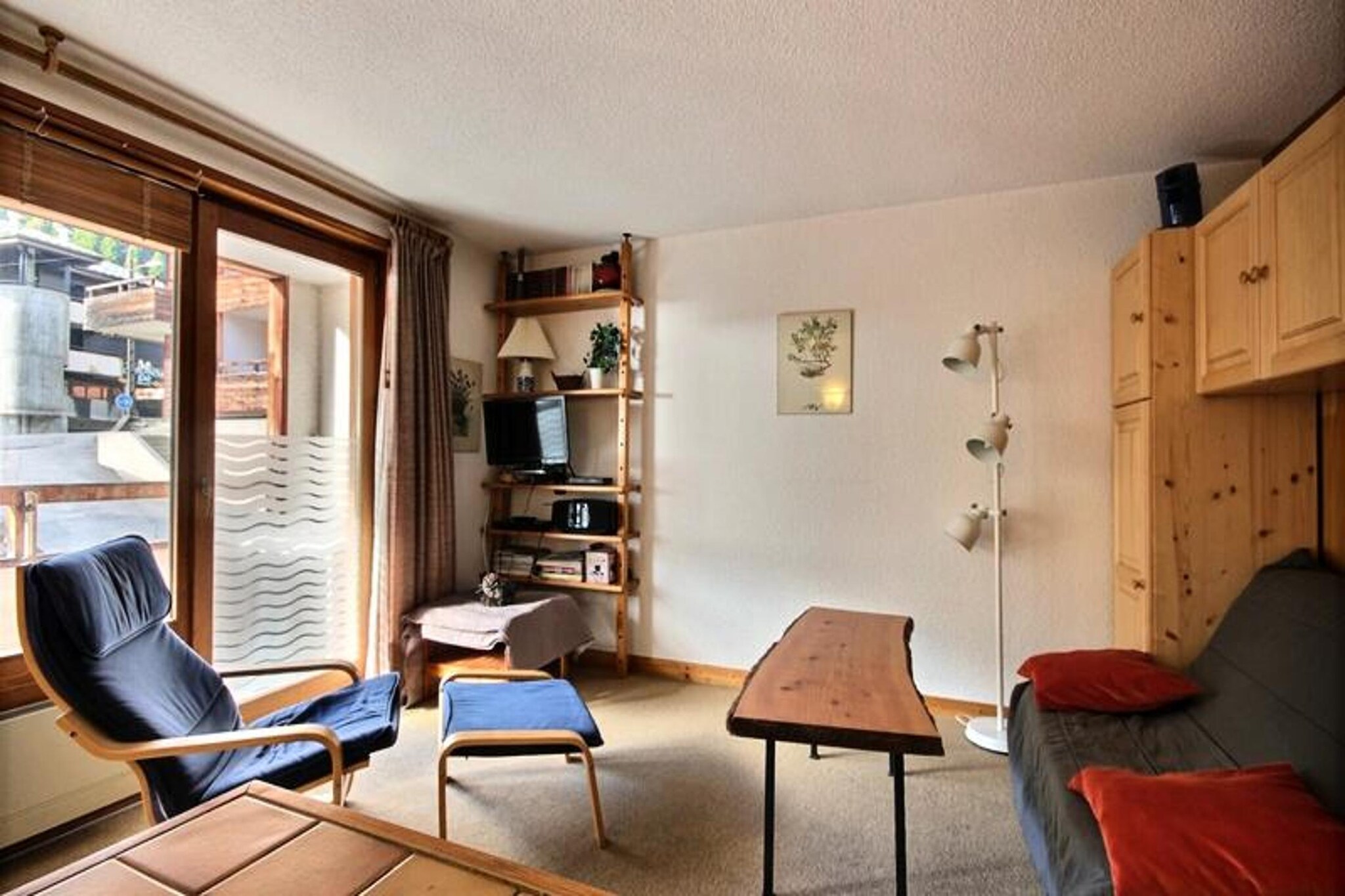 available daily from 8 a.m. to 8 p.m. The apartment is located on the first floor of a building without an elevator.

Nestled in the heart of the Saint Jean d'Aulps ski resort, the studio is just 50 meters from the ski lifts, ski school, and local shops, ensuring convenience for winter sports enthusiasts. The picturesque Aulps valley offers breathtaking views, and nearby cafes and markets provide an authentic alpine experience. Whether you’re after a warm drink, a delicious meal, or shopping for ski essentials, everything you need is within walking distance.

The studio includes a well-equipped kitchen with a 2-burner induction stove, oven, fridge with freezer, microwave, and dishwasher. A raclette machine for 6 people is also available, perfect for an après-ski treat. The bathroom features a bathtub, sink, and WC. A small balcony with two deckchairs invites you to relax and enjoy the views. The apartment also includes a cellar and collective parking for added convenience.


