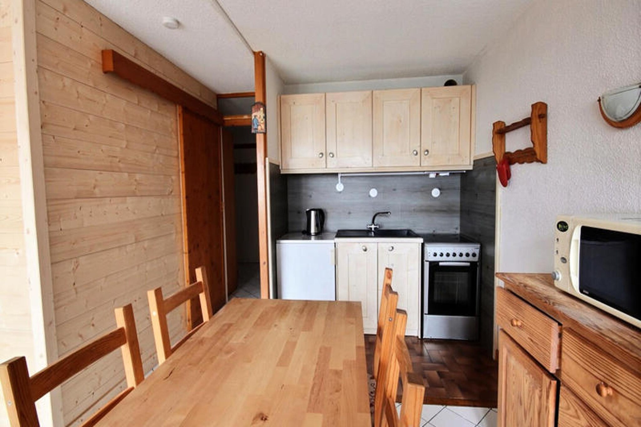 This charming studio, ideal for up to 4 guests, is located in the center of the St Jean d'Aulps ski resort, offering a comfortable stay with functional amenities. The apartment features a sleeping area with two bunk beds and a separate bedroom with a double bed, ensuring privacy for everyone. There is also a sofa bed in the living room, making the space flexible for different needs. The property is not pet-friendly, and bed linens and towels are not provided, but duvets and pillows are available for all beds. WiFi is available for guests' convenience.

Situated just 50 meters from the ski lifts, this studio offers easy access to skiing, hiking, and other outdoor activities. The ESF ski school and local shops are nearby, while restaurants and bars in the village are within walking distance, providing plenty of dining and shopping options. Whether you're looking to hit the slopes or explore the local culture, everything is within easy reach. The property is also just 10–15 minutes by car from the Portes du Soleil area.

The studio is well-equipped with a kitchen area featuring a filter coffee maker, as well as a dining space for four. The bathroom includes a shower, sink, and toilet. Guests can enjoy access to a heated indoor swimming pool, perfect for relaxing after a day of adventure. A balcony with a north-facing view of the Aulps valley offers a scenic spot to unwind, while additional amenities like a raclette machine, fondue set, and an electric barbecue make for a comfortable, enjoyable stay.



