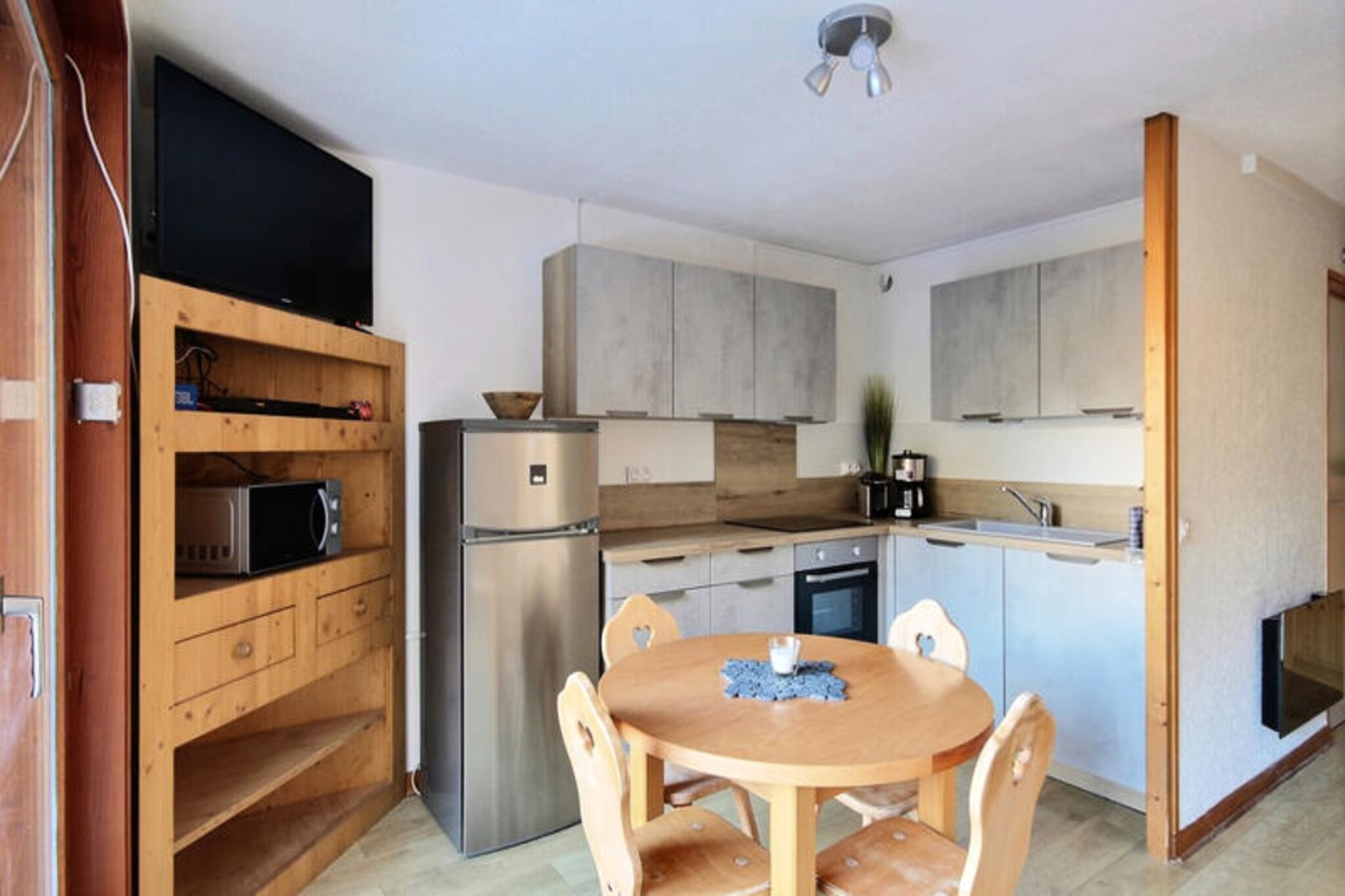 This cozy apartment for up to 4 guests is located in the heart of the St Jean d'Aulps ski resort, offering a comfortable and well-equipped space for a memorable stay. The apartment features a bedroom with a double bed (160x190 cm) and a sofa bed (140x200 cm) in the living room, ensuring flexibility for all guests. It is not pet-friendly, and bed linen and towels are not provided, though duvets and pillows are available. Wi-Fi is provided for guests to stay connected during their stay.
Situated just 50 meters from the ski lifts, the apartment provides easy access to skiing and outdoor activities. The village's shops, cafes, and restaurants are nearby, allowing guests to enjoy local cuisine and explore the charming surroundings. With views over the Aulps valley, the apartment offers a peaceful retreat in a prime location, while also being just a short drive from the larger Portes du Soleil ski area.
The apartment comes with a fully equipped kitchen, including a dishwasher, 4-burner hob, oven, microwave, fridge with freezer, toaster, and both a filter coffee maker and Nespresso machine. The bathroom features a bathtub with a shower screen, basin, WC, and a washing machine. The living area opens to a north-facing balcony with scenic valley views. Guests can also enjoy the heated indoor swimming pool, available from 8 a.m. to 8 p.m., and additional amenities like a raclette and fondue machine for extra comfort and convenience.