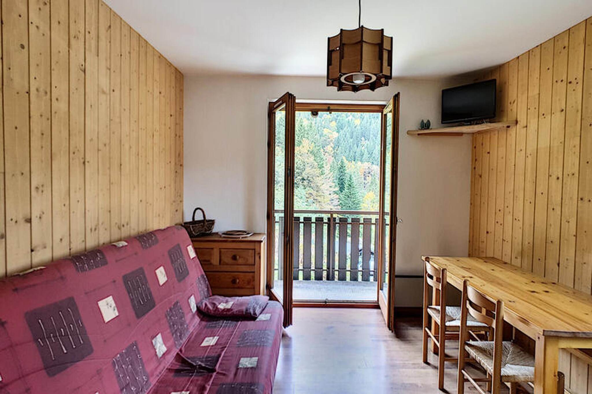 This functional studio for 4 people is located in the St Jean d'Aulps ski resort, offering a comfortable retreat with convenient amenities for a mountain getaway. The studio features bunk beds (90x190 cm) in the sleeping area and a sofa bed (140x190 cm) in the living room. Please note, the property is not pet-friendly and does not provide bed linen or towels, although duvets and pillows are available. The studio is located on the 2nd floor of a secure building with digital access and collective parking.
The resort's ski lifts, ESF, and shops are just 550 meters away, making it an ideal base for skiing and outdoor activities. The surrounding area is peaceful yet accessible, providing guests with a tranquil stay while being close to everything the village has to offer. Local cafes and restaurants are within walking distance, offering a variety of dining options, and the larger Portes du Soleil area is just a short drive away for additional skiing opportunities.
The studio is equipped with a kitchenette featuring an oven/microwave, filter coffee maker, fridge, and electric hotplates, along with a dining area for meals. A recently renovated bathroom includes a shower, sink, towel dryer, and window. The living area provides a TV and access to a balcony with a forest view. Additional amenities include a raclette machine for 4 people, making it a cozy and convenient choice for your stay in the Alps.
