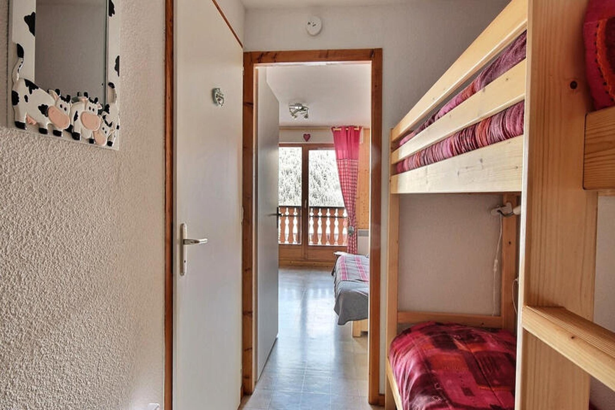 This cozy apartment, perfect for 4 guests, offers a functional layout with a mountain corner featuring bunk beds and a comfortable living room with a sofa bed. It is pet-friendly, allowing you to bring your furry companions (please note that sheets and towels are not provided). The apartment also includes duvets and pillows for all beds, ensuring a restful stay. The bathroom is equipped with a shower, sink, and towel dryer, and there is a separate toilet for added convenience. A private parking space is available just outside the apartment, along with access to a collective parking lot.
The apartment is ideally located just 100 meters from the ski lifts, making it perfect for skiing enthusiasts. Guests can enjoy the nearby shops, bars, and restaurants, offering easy access to all the amenities and services needed for a relaxing stay. For those who prefer a quieter experience, the beautiful slopes are only 30 meters away, offering direct access to outdoor activities. The area is well-connected, with the stunning Lake Geneva just 34 km away, and Morzine only a short drive from the property.
Inside, the apartment boasts a fully equipped kitchen with a microwave, oven, 2-burner electric hob, refrigerator, and coffee maker, allowing you to prepare your meals with ease. The living area has a TV and a dining table that accommodates up to 4 people, perfect for enjoying meals together. The French window leads to a balcony with a north-facing view of the valley, providing a peaceful space to unwind after a day on the slopes.