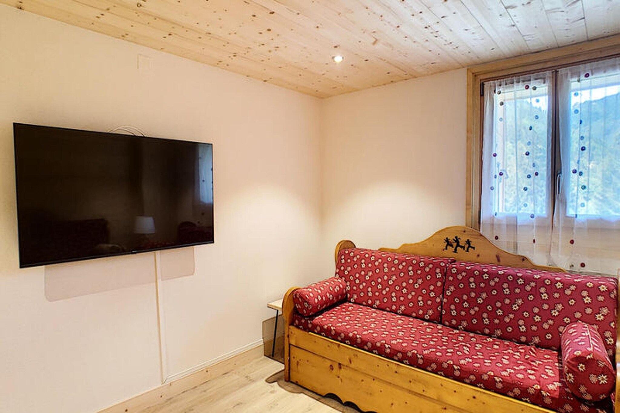 This charming apartment offers a peaceful retreat for up to 6 people, with two cozy bedrooms, including a master bedroom with a double bed and a dormitory room with a bunk bed and a single bed. It features a comfortable convertible sofa in the living room for additional sleeping space. The apartment is pet-free, ensuring a clean and allergen-friendly environment. Guests can enjoy the beautiful 20m² terrace with valley views, perfect for relaxation after a day of exploring. The property includes duvets and pillows for all beds, but sheets and towels are not provided.
Conveniently located just 3 minutes by car from the shops and the Saint Jean d'Aulps ski resort, this apartment is an ideal base for both winter sports and summer activities. Explore the nearby Espace Roc d'Enfer ski area or venture to Morzine-Les Gets and Avoriaz, just a short drive away. You can also enjoy the scenic lakes of Montriond and Geneva, go hiking, or visit the Abbaye d'Aulps and the Gorges du Point du Diable. Local markets and cafes are easily accessible, offering a taste of the region's charm.
The apartment features a fully equipped kitchen with a microwave, fridge, freezer, electric plancha, toaster, induction hob, and both an electric and Nespresso coffee maker. The open dining area comfortably seats six, perfect for enjoying family meals. The bathroom includes a shower, sink, towel dryer, and hairdryer, with a separate toilet for added convenience. A washing machine is also available for your use, making longer stays more comfortable.