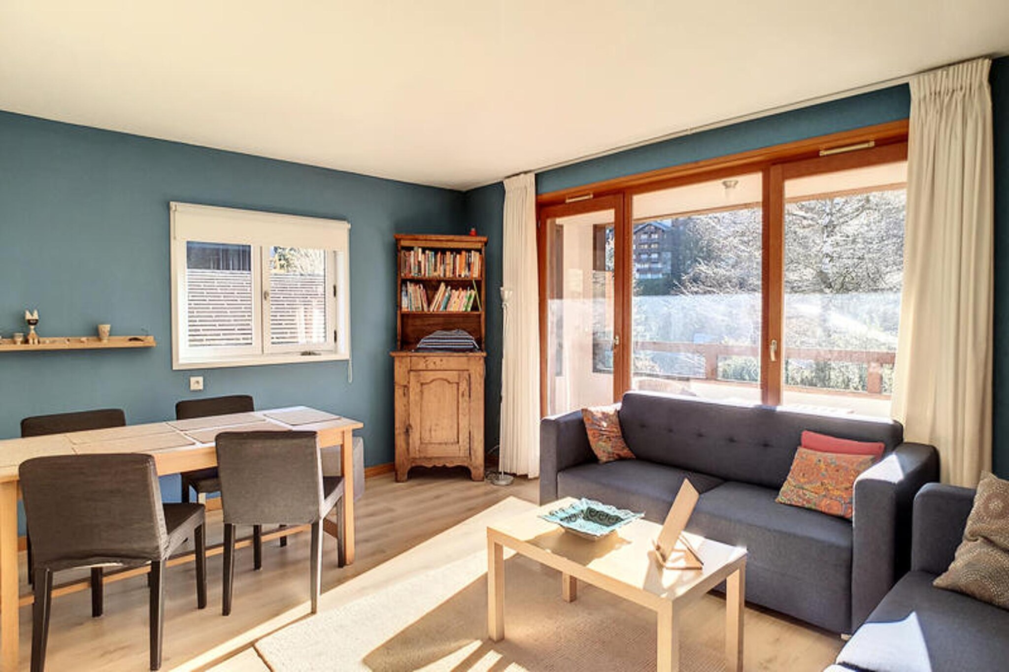 This spacious duplex apartment comfortably accommodates up to 6 people with 2 cozy bedrooms and a mezzanine. The first bedroom features a double bed, while the second has bunk beds and a single bed. The mezzanine offers additional single beds, making it ideal for families or groups. The apartment is pet-free, ensuring a clean environment, and includes duvets and pillows for all beds. However, sheets and towels are not provided. Guests can enjoy a relaxing stay with access to the heated indoor swimming pool, perfect for unwinding after a day of skiing or hiking.

Located in the heart of Saint Jean d'Aulps ski resort, the apartment offers stunning, unobstructed views of the Aulps valley. Just a short walk from the ski slopes, it is also close to local shops, cafes, and restaurants, allowing guests to experience the vibrant atmosphere of the resort. Ski enthusiasts will love the direct access to the slopes, while outdoor lovers can explore nearby hiking trails. Additionally, the town of Morzine and the stunning Lake Montriond are just a short drive away, offering further leisure and recreational options.

The apartment features a well-equipped kitchen with a refrigerator, microwave, hob, kettle, filter coffee maker, and toaster, providing everything needed for meal preparation. The living and dining areas are spacious and comfortable, with a large bay window offering fantastic views of the slopes. The bathroom includes a bathtub, washing machine, and ample storage. There is also a separate toilet for added convenience. A cellar and ski room are available for storing equipment, and guests can enjoy free Wi-Fi during their stay.



