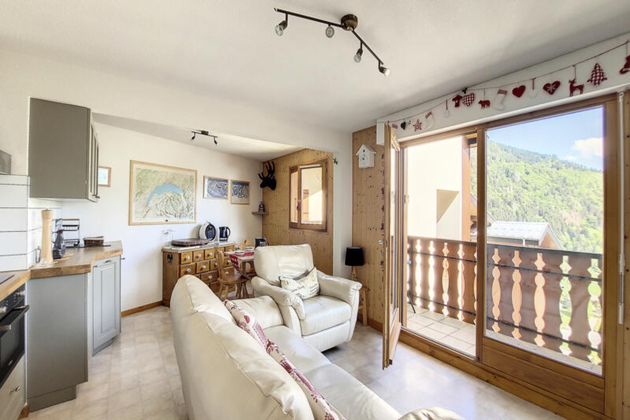 This cozy apartment is designed for 4 to 5 people, making it ideal for small families or groups. It features two bedrooms, including one with a double bed and the other with two single beds, both offering ample storage space. Additionally, there is a mountain corner with a bunk bed, perfect for children or extra guests. The apartment is pet-free, ensuring a peaceful stay. Sheets and towels are not provided, but duvets and pillows are available for all beds.

Located near Saint Jean D'Aulps Station, the apartment is perfectly positioned to enjoy the beauty of the Alps. The area offers a variety of outdoor activities, with ski slopes, hiking trails, and picturesque mountain views just moments away. Nearby, you will find charming cafes and local markets where you can sample fresh regional produce and explore the Alpine culture. The proximity to Morzine and Montriond further enhances the experience, offering additional dining, shopping, and recreational opportunities.

The apartment is equipped with a well-designed kitchen featuring modern appliances such as an oven/microwave, refrigerator, freezer, and a Dolce Gusto coffee machine. The open living area has a comfortable sofa and leads to a balcony with stunning mountain views, perfect for enjoying a meal cooked on the electric barbecue. The bathroom includes a shower, toilet, and ample storage space. Additional amenities include a raclette machine, fondue machine, electric heating, parking space, and a cellar for extra storage.