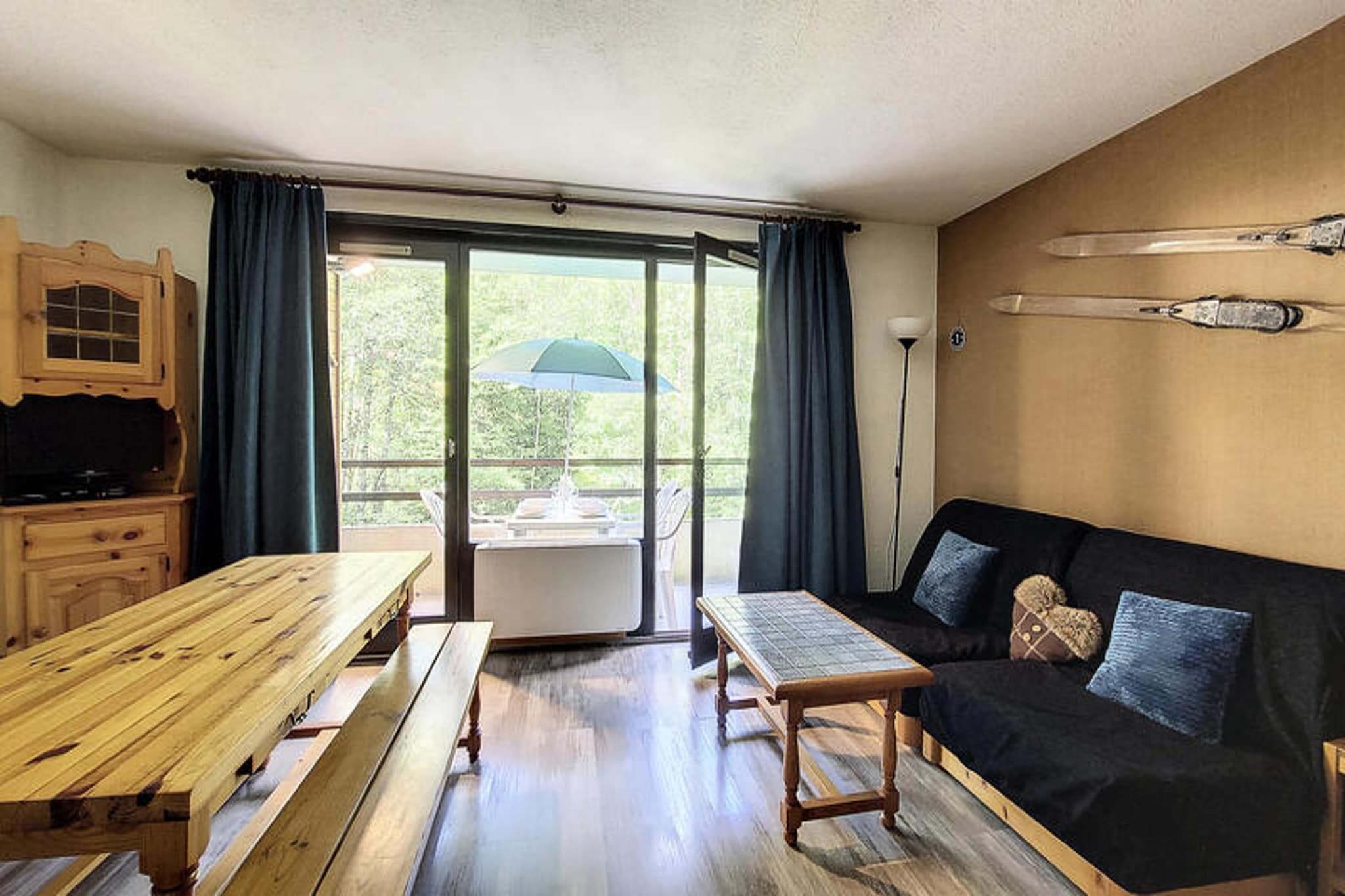 This cozy 28m² studio is perfect for 5-6 guests and features a functional layout with comfortable furnishings. It includes a sleeping area with a bunk bed, a sofa bed, and two convertible armchairs, providing ample sleeping space. The studio also offers a bathroom with a bathtub, sink, WC, and plenty of storage. Located in a prime spot, the apartment is pet-free, ensuring a peaceful stay, and provides a serene view of the forest and mountains from the west-facing balcony.

Just 30 meters from the ski slopes and the gondola, this studio is ideally located for those seeking easy access to the ski resort. The family-friendly Saint Jean d'Aulps area is also home to various shops, ski schools, and cafes, making it a convenient base for guests. Whether you enjoy skiing in the winter or hiking in the warmer months, this location provides year-round outdoor opportunities, along with nearby dining and shopping options to enhance your stay.

The apartment is fully equipped with a kitchen that includes a fridge, microwave, electric hob, oven, toaster, kettle, and a filter coffee maker. The living area has a dining table with benches, perfect for meals, and a TV for entertainment. Additional amenities include a ski/bike room, a travel cot, high chair, raclette and fondue machines, and collective parking. However, please note that bed linens and towels are not provided, and there is no Wi-Fi in the apartment.