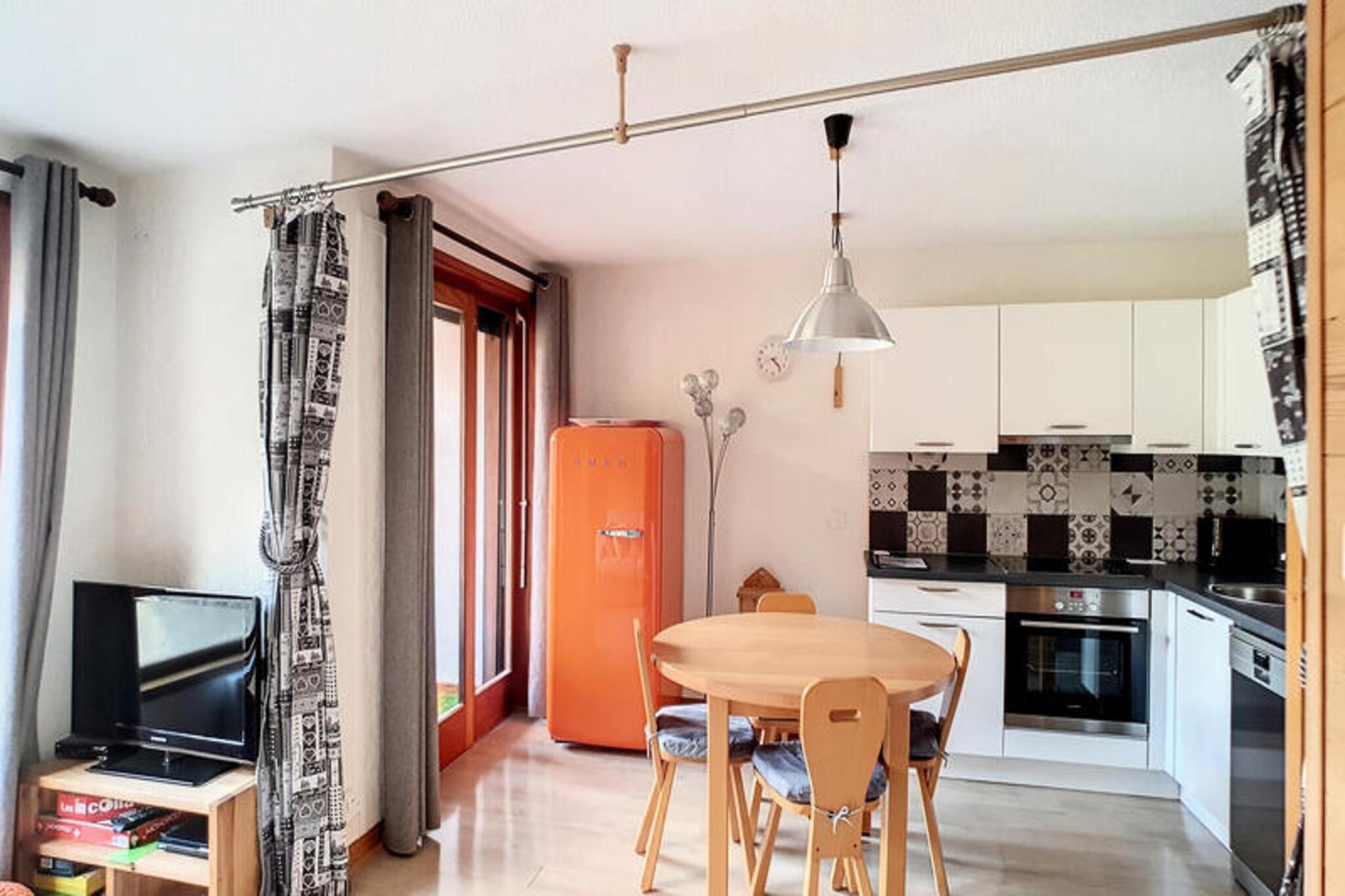 This charming apartment, located in the heart of Saint Jean d'Aulps Station, accommodates 4-5 guests in comfort and style. The apartment includes a separate bedroom with a double bed and a single bed on the mezzanine, offering ample storage space. The spacious living room features a sofa bed, armchair, and television, ensuring plenty of room for relaxation. This property is pet-free, making it an ideal retreat for those seeking a peaceful environment.

Just 50 meters from the ski lifts, the apartment is perfectly situated for easy access to skiing and outdoor activities. It is also within walking distance of local shops, cafes, and restaurants, where guests can enjoy the vibrant atmosphere of the area. In winter, the slopes are right at your doorstep, while the warmer months offer opportunities for hiking and exploration. The stunning views of the Aulps Valley add to the charm, providing a serene backdrop for your stay.

The fully equipped kitchen features modern appliances such as a dishwasher, oven, microwave, fridge/freezer, and a toaster, making meal preparation convenient. The bathroom is complete with a bathtub, shower screen, sink, and washing machine. For added comfort, the apartment offers a balcony with outdoor seating, as well as access to the heated indoor swimming pool, available year-round. Guests will also benefit from collective parking and a cellar for storage.



