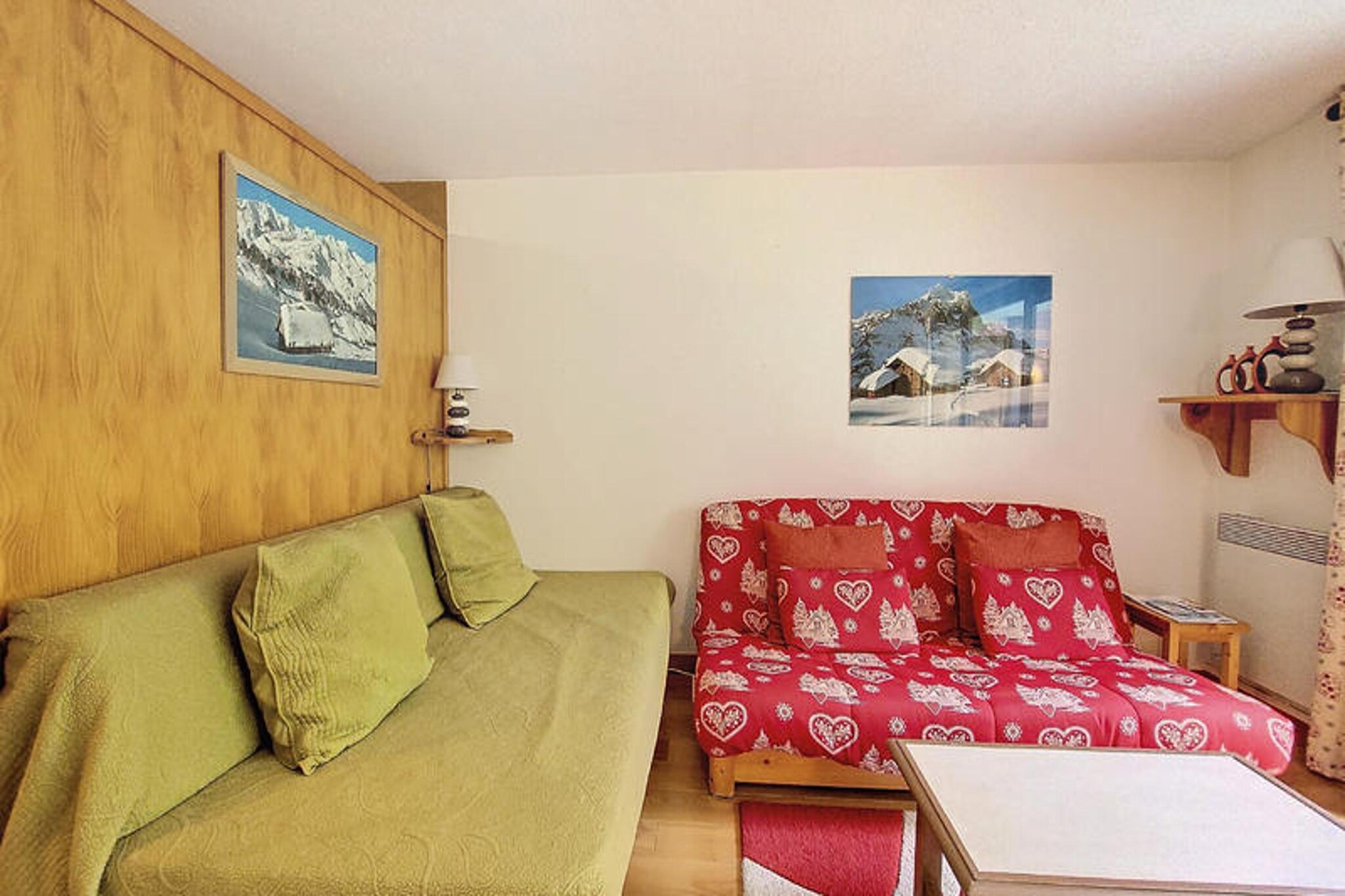 This cozy studio apartment, ideal for 4 people, offers a comfortable and functional space for your stay. It features a sleeping area with a bunk bed and a double bed, along with a sofa bed in the living room, ensuring ample sleeping arrangements for guests. The apartment also includes a bathroom with a bathtub and sink, as well as a separate toilet. Pets are allowed, making it a pet-friendly option for animal lovers. The studio is on the first floor (without elevator) and offers a pleasant west-facing exposure with views of the forest.

Perfectly located, this apartment is just 30 meters from the ski slopes and the gondola at Saint Jean d'Aulps, making it an ideal base for winter sports enthusiasts. The family-friendly resort offers ski schools and shops nearby, and you’ll also find local cafes and restaurants within walking distance. Enjoy the charming atmosphere of the area and take advantage of the surrounding nature, whether for skiing in the winter or hiking during the warmer months.

The apartment comes with a well-equipped kitchen, featuring a refrigerator, induction hob, dishwasher, microwave, oven, and coffee machine, allowing you to prepare meals with ease. The dining area seats four, and the living area is furnished with a sofa bed and a TV for entertainment. While there is no WiFi, the apartment offers a comfortable retreat with a raclette machine, fondue machine, and a balcony to enjoy the view. Collective parking is available for your convenience.