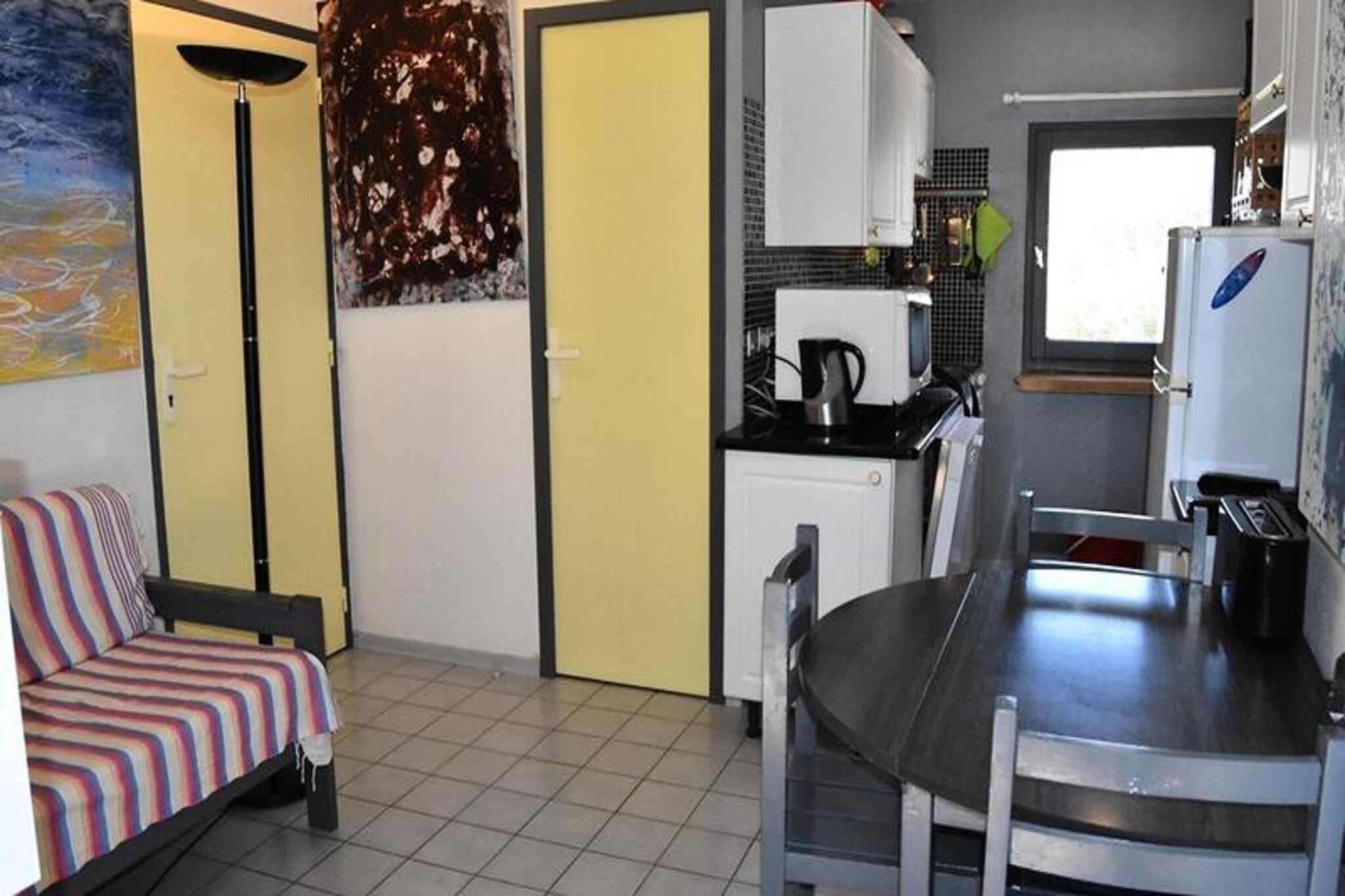 This charming three-room cabin villa is perfect for up to six guests, featuring a bedroom with a double bed, a bedroom with two single beds, and a cabin with bunk beds. The property includes essential amenities such as a TV, electric hob, oven, microwave, dishwasher, and fridge-freezer. Guests can enjoy the spacious 41 m² living area and relax in the surrounding garden, which spans 160 m². The cabin villa is non-pet-friendly and provides a comfortable, family-friendly environment.
Located just 1 km from the beach, the property offers direct access to the serene marine lake, making it ideal for outdoor enthusiasts and beach lovers. Within the complex, you'll find a mini-market for everyday necessities, as well as cafes and shops nearby. Whether you're looking to explore local attractions or simply enjoy a leisurely day by the water, this villa offers the perfect base.
The villa features a fully equipped kitchen with modern appliances for preparing meals, while the bathroom offers essential amenities for convenience. For relaxation, guests can take advantage of the communal swimming pool (subject to potential closures due to water restrictions) and access the on-site weight room. Additional conveniences include collective parking at the residence, ensuring easy access to the property.