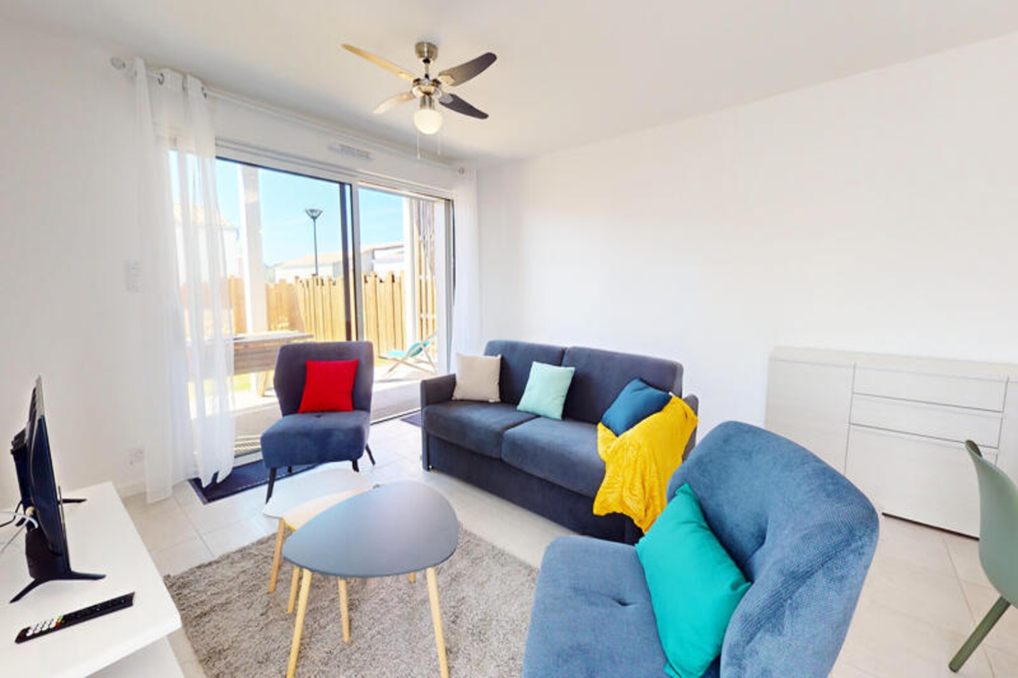 This spacious and stylish apartment offers 66.6 square meters of comfort, accommodating up to 6 people. It features two welcoming bedrooms: one with a 160 cm bed and another with two 90 cm single beds. A sofa bed in the living room provides additional sleeping space. The apartment is pet-friendly, welcoming your furry friends for a truly family-oriented stay. Enjoy a private garden where you can relax and unwind.

Located just 2 kilometers from the large sandy beach, the apartment is ideally placed for exploring the Vendée coast. Outdoor enthusiasts can enjoy bike rides along nearby cycle paths or take scenic walks in the surrounding forests. Downtown Givrand, with its local markets and cafés, is within easy reach, offering a perfect blend of nature and local charm for your vacation.

The fully equipped American kitchen includes a fridge, microwave, oven, dishwasher, and washer-dryer. You can enjoy meals in the dining area or on the terrace, furnished with comfortable garden furniture. The apartment also provides Wi-Fi for your convenience, and optional cleaning services are available. A tourist tax applies before arrival, and bed and household linen can be rented upon request.