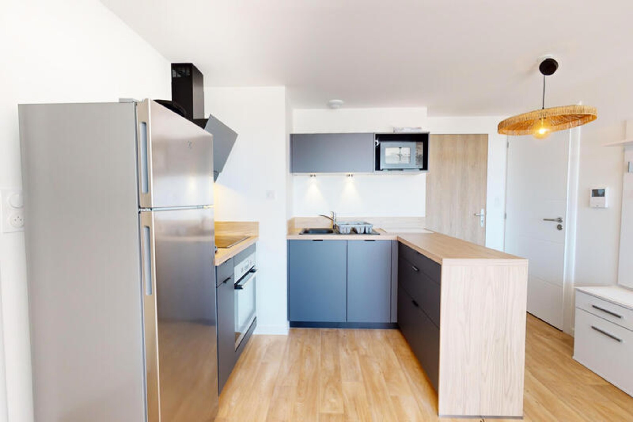 This refined and comfortable apartment offers 61.80 square meters of space, accommodating up to 6 guests. It includes a bedroom with a 160cm bed for restful nights, a second bedroom with two 90cm beds, and a sofa bed in the living room. Ideal for families, the apartment is pet-free, ensuring a peaceful environment. A cozy TV corner provides a perfect spot for relaxing evenings.
Located in a prime area, the apartment is just 1 km from the "Aldi" supermarket and 2 km from the sandy beach "Plage Sables Fins." The charming town center, with a bakery, is also 2 km away. For outdoor enthusiasts, the apartment is situated at the foot of cycle paths, offering easy access to the beach, forest, and downtown Givrand. Additionally, the famous “Puy du Fou” amusement park is 100 km away, ideal for a family day trip.
The apartment is equipped with a modern American kitchen featuring a fridge, microwave, oven, freezer, dishwasher, and coffee maker. Enjoy meals in the dining area or on the 11.20 square meter terrace. Other amenities include a washer/dryer, iron, hairdryer, electric heater, fan, and TV. Wi-Fi is available, and optional cleaning services can be arranged. A tourist tax applies before arrival.