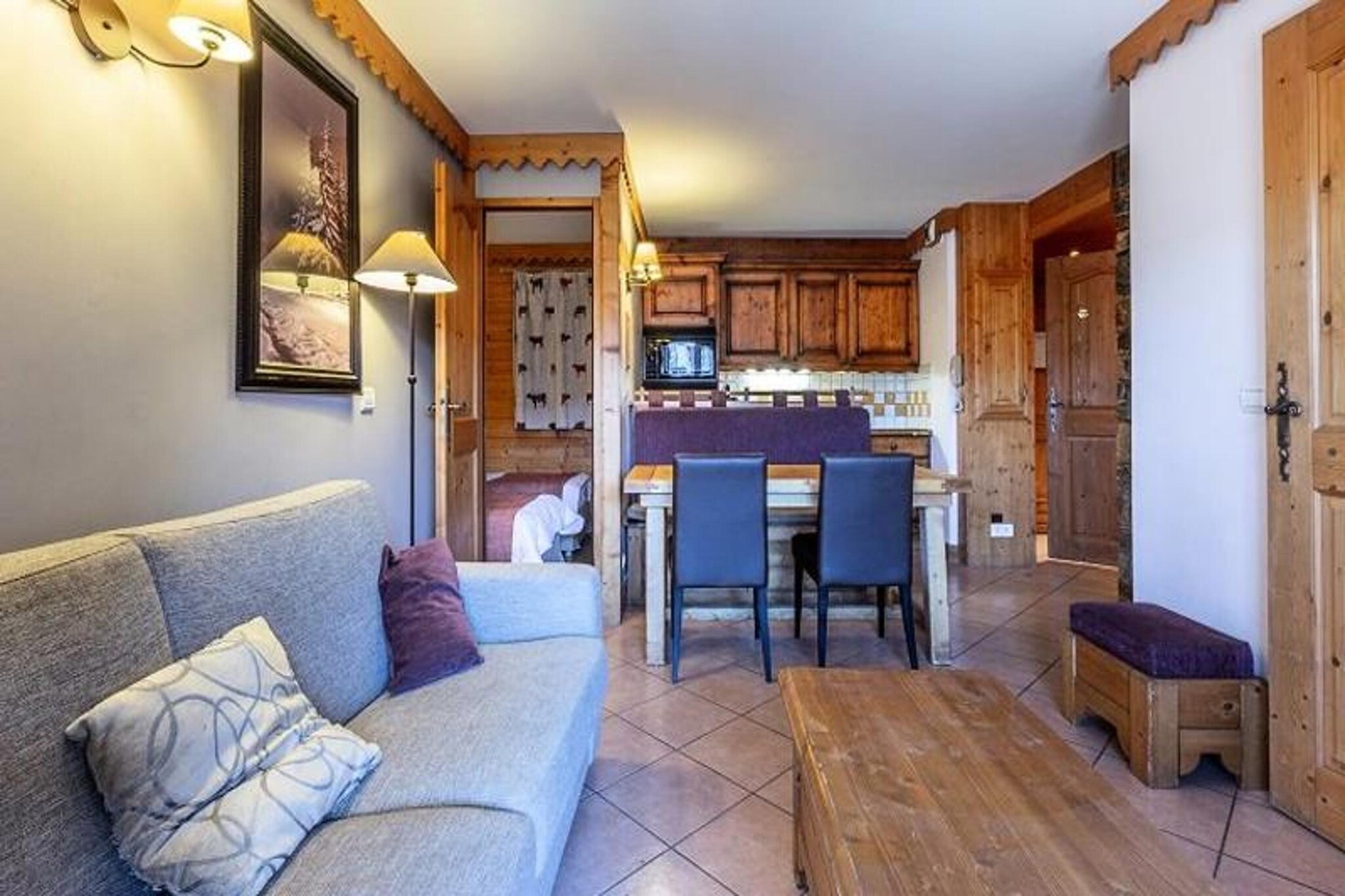 This charming apartment, located on the 4th floor of a recent high-quality residence, offers comfortable accommodations for up to 6 people. The bright living room features a convertible sofa (160x190 cm) and a TV. The master bedroom has a double bed (160x200 cm), while the second bedroom offers two single beds (80x190 cm) that can be joined. The apartment is pet-free, ensuring a peaceful environment. A ski locker and covered parking space are provided for your convenience.
The residence is ideally located near the slopes in Plagne Aime 2000, offering easy access to the ski areas. The nearby “Le Paquebot” residence is just 200 meters away, housing a shopping mall with various shops, restaurants, and services. Plagne Aime 2000 is well connected to Plagne Center by the Télémétro, making it simple to explore the local area. Enjoy beautiful mountain views from the apartment’s east-facing balcony and experience the vibrant atmosphere of this popular ski resort.
The apartment comes with a fully equipped kitchen, including a dishwasher, refrigerator, Nespresso and filter coffee makers, ceramic hobs, a microwave oven, and a raclette grill. There are two bathrooms: one with a shower and another with a bathtub, as well as separate toilets. Additional services such as bed and bathroom linen delivery, Wi-Fi, and baby bed rentals are available upon request, ensuring a comfortable and convenient stay.
