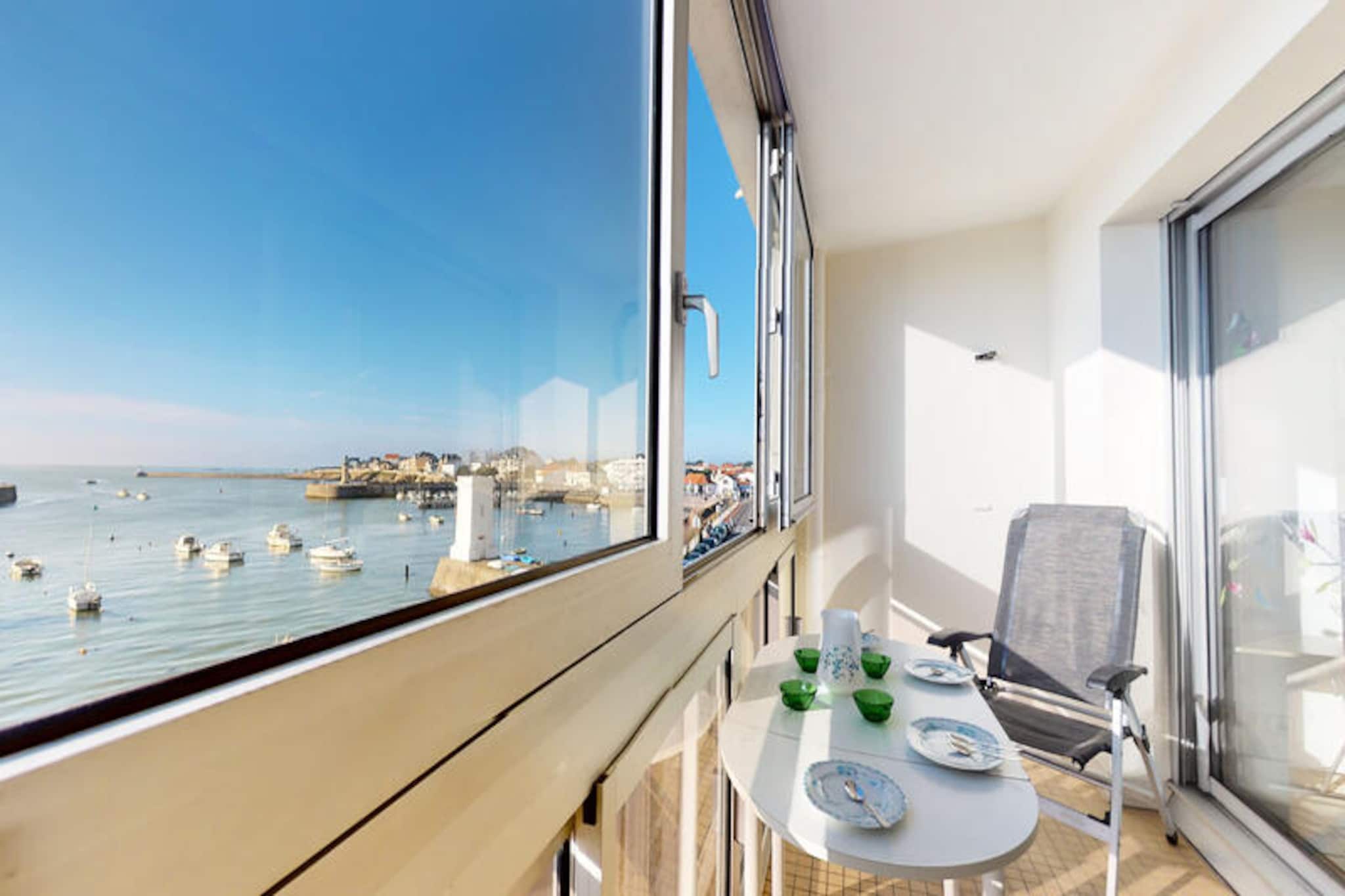 This cozy apartment offers a restful and inviting atmosphere, perfect for couples or small families. It features a comfortable double bedroom with a 140 cm bed and a sofa bed in the living room, providing accommodation for 2 to 4 people. The apartment includes a modern bathroom with an invigorating shower, separate WC, and offers stunning views of the harbor entrance. Please note that pets are not allowed, and the apartment is not suitable for people with reduced mobility.
Ideally located, the apartment is just 700 meters from Boisvinet beach, and in summer, a ferryman is available to take you to the large beach. The vibrant city center is only 300 meters away, where you can explore local shops, cafes, and markets. The train station is also conveniently located nearby, making it easy to travel and explore the surrounding area. Whether you enjoy the beach or discovering local attractions, this apartment offers the perfect base.
The apartment is fully equipped to meet your needs, including a kitchen with a refrigerator, freezer, microwave, oven, dishwasher, electric hob, and washing machine. The kitchen opens into the living room, making it easy to socialize while preparing meals. For added convenience, there is an option to rent bed and bathroom linen, cleaning services, and a mini WiFi box to stay connected throughout your stay. A tourist tax is required before arrival.