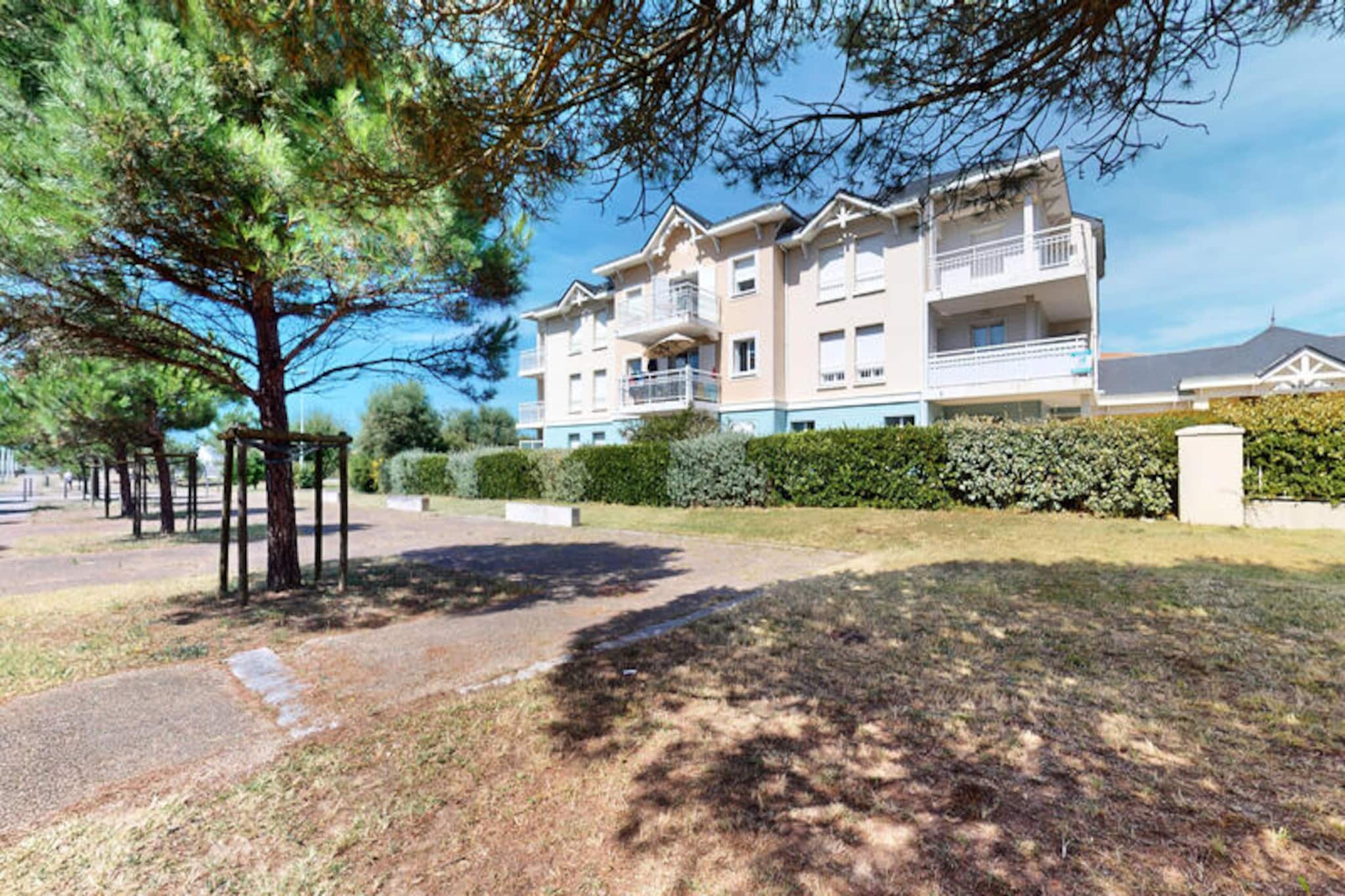 Welcome to this charming apartment located in the heart of Saint Gilles Croix de Vie, perfect for a relaxing getaway. The apartment features two comfortable bedrooms—one with a double bed (140 cm) and the other with two single beds (90 cm)—accommodating up to 4 people. Pets are welcome, allowing you to bring along your furry friends. The apartment also offers secure underground parking and easy access via an elevator, ensuring a hassle-free stay.
Located just steps away from the beach, this apartment offers the perfect base to explore the surrounding area. You’ll find cycle paths right at your doorstep, ideal for exploring the beautiful Vendée coast by bike. The nearby market, cafes, and charming restaurants allow you to sample local flavors and fresh seafood, making your stay even more enjoyable.
The apartment is equipped with a fully functional kitchen, including a fridge, freezer, ceramic hob, oven, microwave, and washing machine, providing all the conveniences of home. The modern bathroom features a refreshing shower, and separate toilets add extra convenience. A magnificent balcony with garden furniture is perfect for al fresco dining or simply relaxing while enjoying the view.