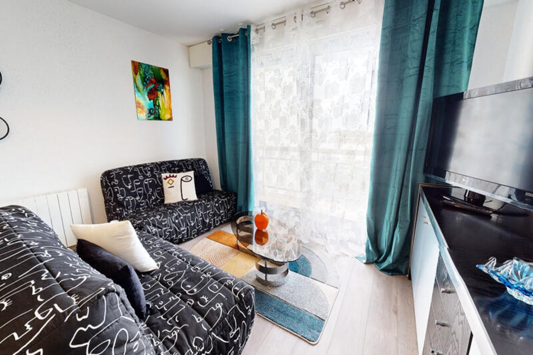 Welcome to this charming apartment in Saint-Gilles-Croix-de-Vie, where you can experience the perfect coastal getaway. This 65 m² apartment, located on the 2nd floor (no elevator), offers a peaceful and relaxing environment. It features two well-appointed bedrooms, one with a 140 cm double bed and the other with two 90 cm single beds, ensuring comfort for all guests. The apartment is not pet-friendly but offers a private garage for your convenience.
The apartment's prime location puts you within walking distance of the town center, the pedestrian street, and quaint cobblestone streets filled with charming boutiques and lively cafes. You can explore the vibrant market, sample local delicacies, and visit nearby attractions. The beautiful Boisvinet beach is also just a short walk away, and in summer, the ferryman will take you to the large beach, adding an extra touch of seaside fun.
Inside, the apartment boasts a fully equipped kitchen with a fridge, freezer, microwave, ceramic hob, dishwasher, and washing machine, allowing you to prepare meals with ease. The spacious bathroom includes a bathtub, and the separate toilet provides additional convenience. Enjoy the fresh ocean breeze from your private balcony, and stay connected with Wi-Fi throughout your stay.