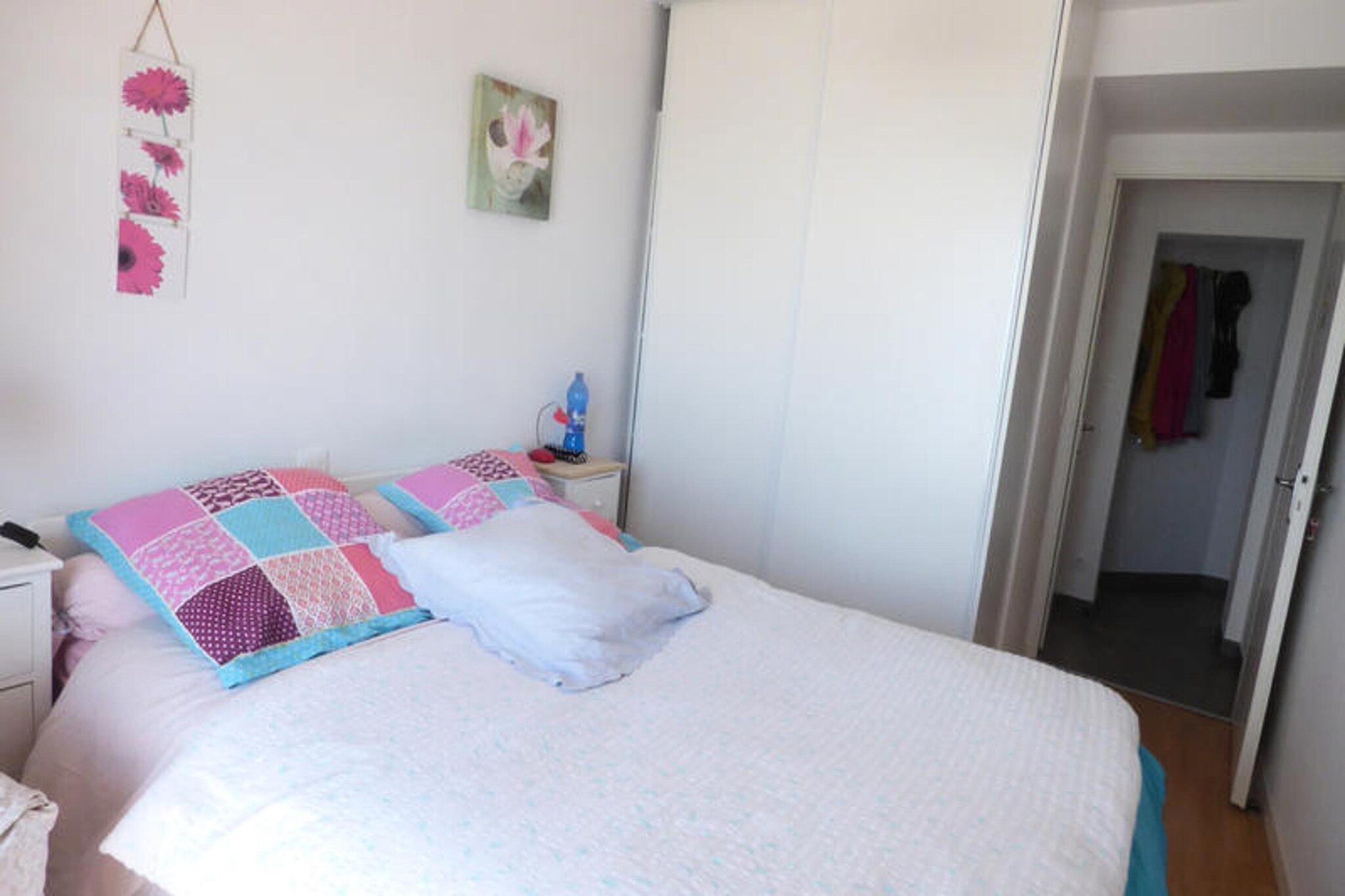 This beautiful type 2 apartment, located on the second floor with an elevator, offers direct access to the beach. The accommodation is perfect for up to 4 guests, featuring a bedroom with a 140 cm bed and a wardrobe, as well as a living room with a 140 cm BZ sofa bed. Pets are allowed for an additional fee, and bed linen is provided for your comfort. The south-facing balcony offers stunning sea views where you can relax and enjoy meals outdoors.

The apartment is ideally located just steps from the beach and only 500 meters from the residence’s car park. Local cafes and markets are within easy reach, allowing you to explore the vibrant seaside area. Take a stroll along the beach or enjoy the local dining options, where fresh seafood and coastal delicacies are served. The proximity to nearby attractions ensures you can fully enjoy the charm of the region.

The fully equipped kitchen includes a hob, oven, microwave, fridge/freezer, dishwasher, and washing machine, making it convenient for long stays or preparing home-cooked meals. The bathroom features a shower and sink, while the apartment also includes a TV, stereo, and a comfortable living space for relaxing after a day of sightseeing.