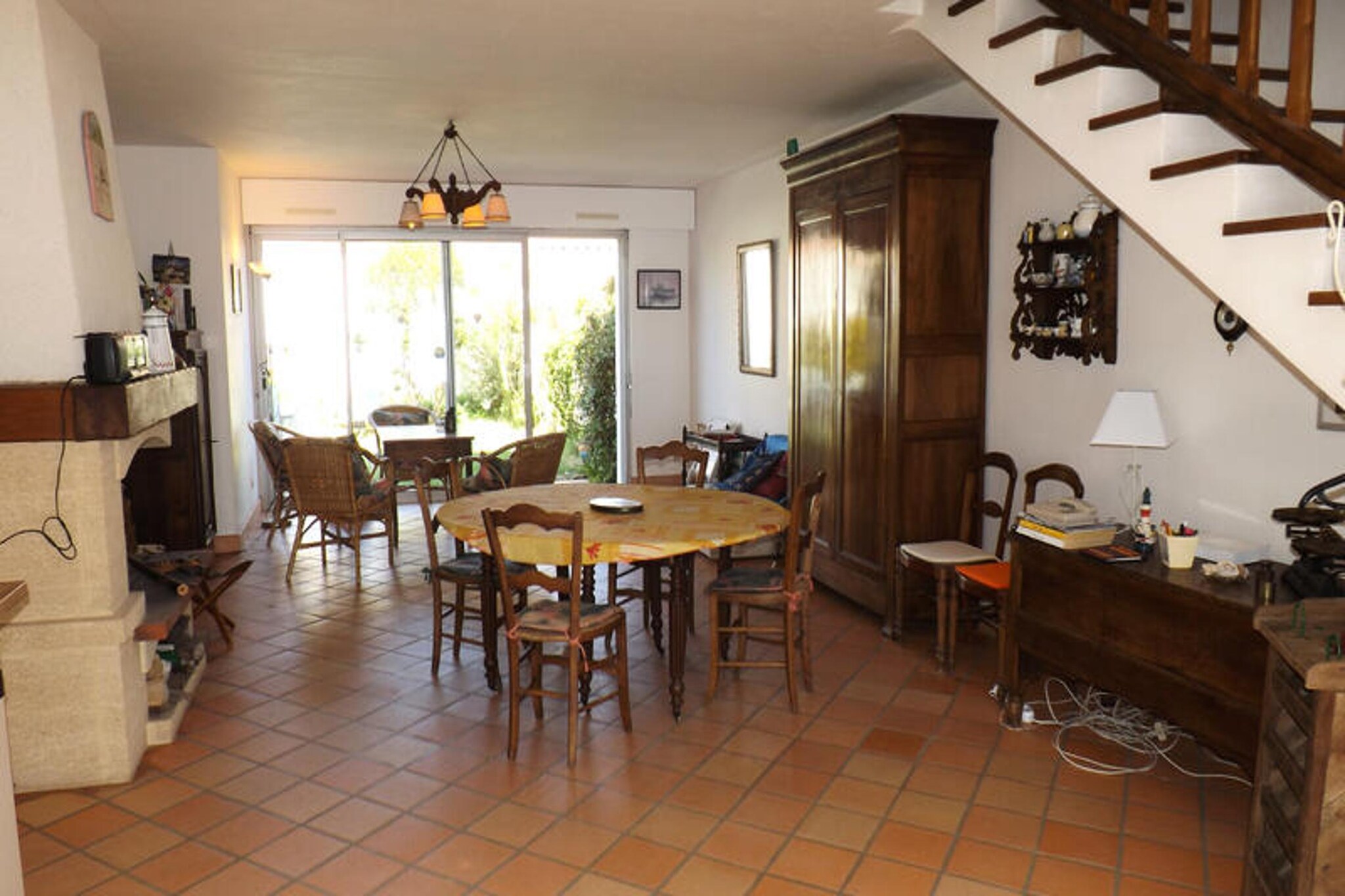 This spacious holiday home, located in the Municipality of Saint Gilles, is just 400 meters from Boisvinet Beach and offers a comfortable stay for up to 6 people. It features three bedrooms, with one room offering a 140 cm bed, another with two 90 cm beds, and a third with a 140 cm bed. The property does not allow pets and includes bed linen for your convenience. There is on-street parking available for your vehicle.
Perfectly situated for exploration, the property is close to local cafes, markets, and shops, making it easy to enjoy the best of the area. Boisvinet Beach is only a short walk away, providing a peaceful and scenic setting for your beach outings. You’ll also find a variety of local attractions, ensuring that you can experience both relaxation and adventure during your stay.
Inside, the home is equipped with a fully functional kitchen, including a stove, oven, fridge/freezer, and dishwasher. The living room offers ample space with a table and seating for 6, perfect for dining or relaxing. There are two shower rooms, one on each floor, along with a separate WC. Additional amenities include a washing machine, garage space, and bicycle storage.