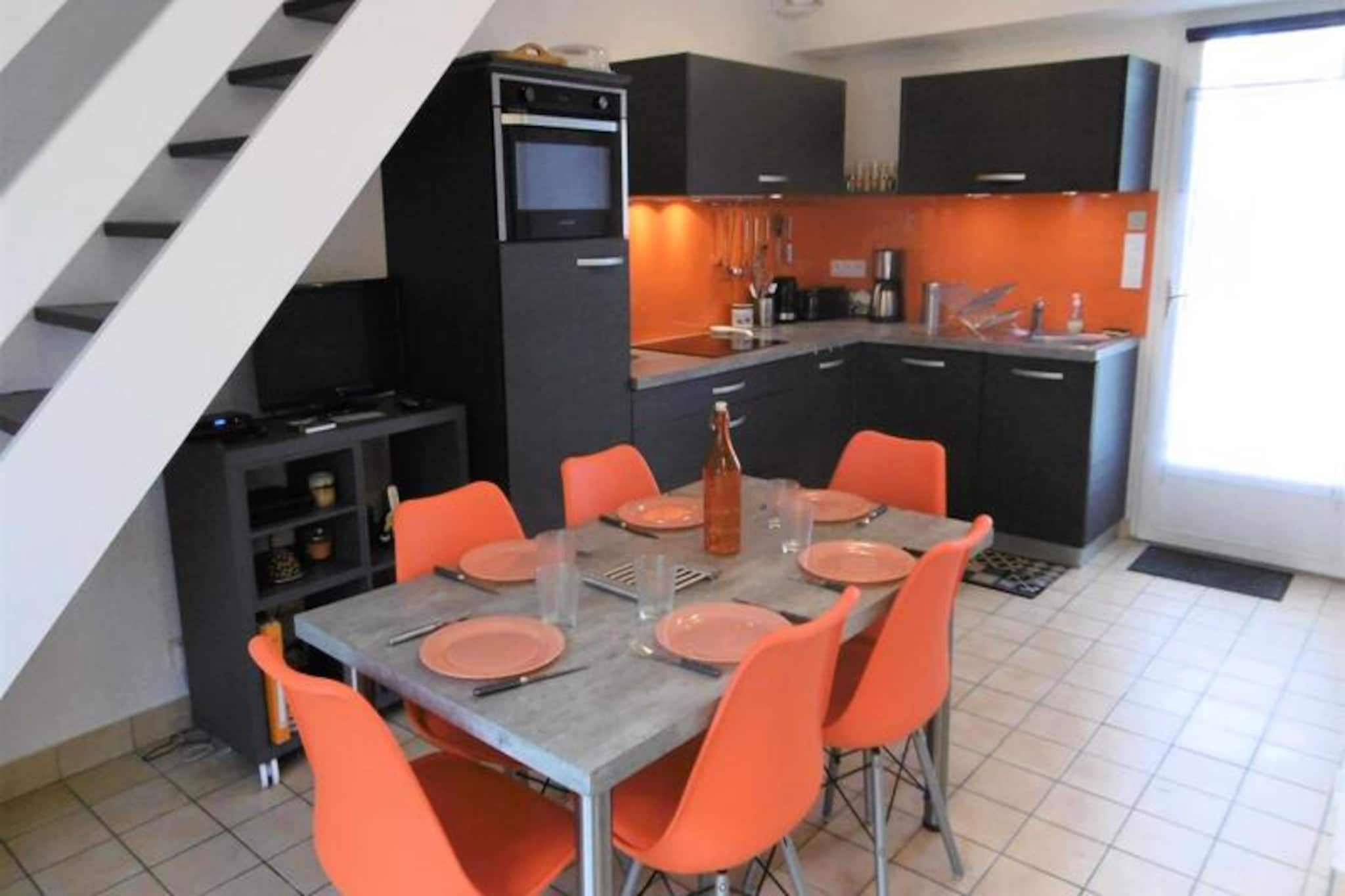 This renovated 43 m² terraced house offers a comfortable stay for up to 6 people with its well-appointed rooms. The ground floor features a spacious living room with a sofa bed, a fully equipped kitchen, and a modern bathroom with a shower. Upstairs, you’ll find a double bedroom and a second bedroom with two single beds, which can be converted into a double. The property is not pet-friendly, but it provides all the amenities for a relaxing stay. Bed and bathroom linen can be rented for added convenience, and cleaning services are available upon request.

Located in a tranquil area, this house is just a short distance from the beach, making it perfect for coastal activities. The surrounding area offers easy access to local shops, cafés, and restaurants, where you can sample regional delicacies and explore the local culture. Visitors can enjoy the nearby markets and beaches, making it an ideal base for outdoor adventures and relaxation.

The house features a well-equipped kitchen with modern appliances, including an induction hob, fridge, washing machine, and multi-function oven, allowing guests to prepare meals easily. The enclosed garden with a terrace is perfect for outdoor dining, equipped with garden furniture, deckchairs, and an electric plancha. Parking is available in front of the house, and a garage is provided for bicycle storage.