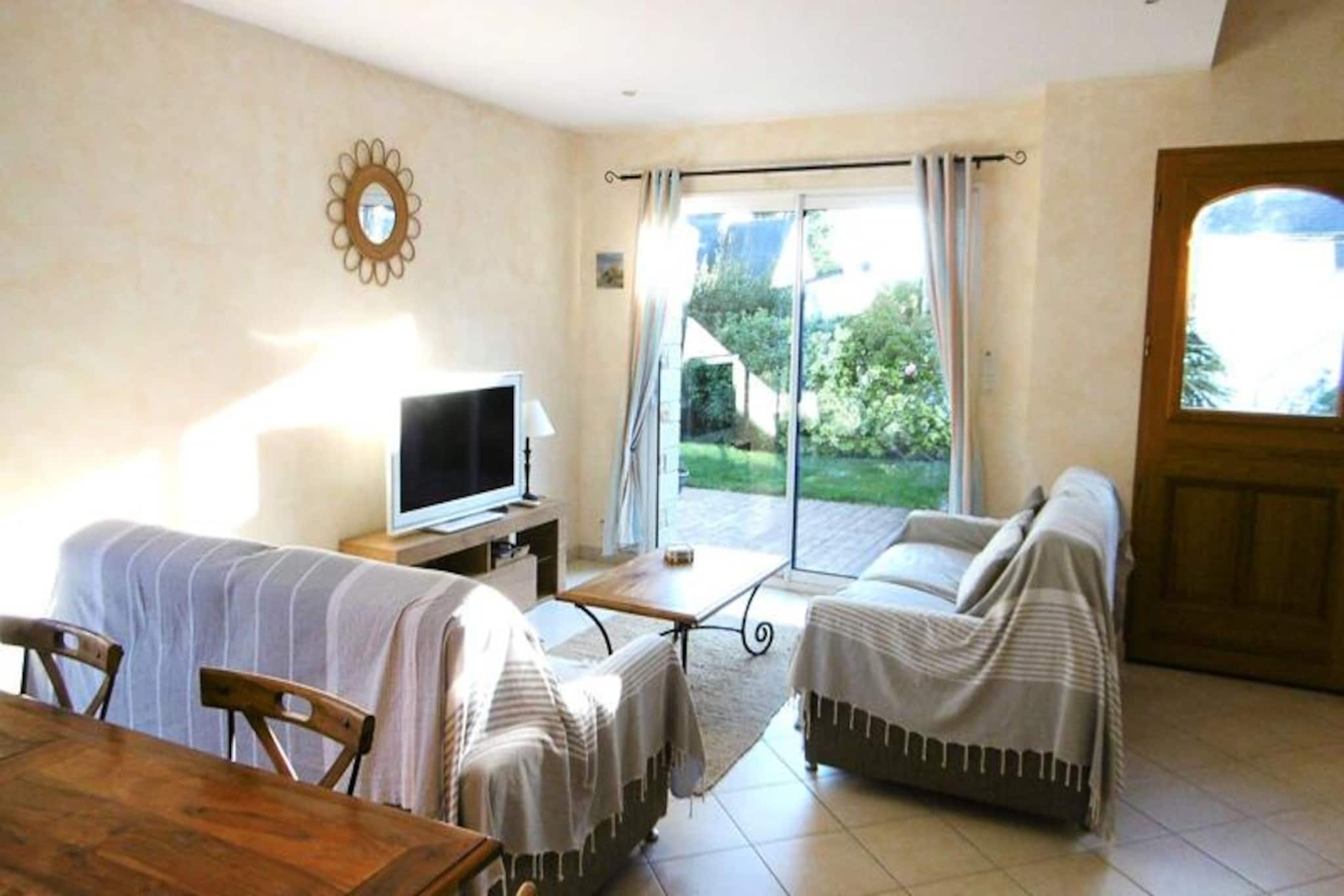 This charming 80 m² house offers a spacious and comfortable retreat for families or groups. The ground floor features a fully equipped kitchen that opens to a cozy living room with access to two terraces, one facing east and the other south. It also includes a double bedroom, a modern bathroom with a shower, and separate toilets. Upstairs, a mezzanine leads to two well-appointed bedrooms—one with a double bed and the other with two single beds. The property is pet-friendly, with a supplement for pets, and offers the option to rent bed and bathroom linen for added convenience.

Located in the tranquil area of Trévenaste, this house is just a short drive from the stunning beaches of Sarzeau. Guests can enjoy the local cafés, restaurants, and shops in the nearby town, as well as access to local markets where you can find fresh regional produce. The house is also ideal for outdoor enthusiasts, with easy access to hiking trails and beautiful coastal scenery.

The house is equipped with modern amenities to make your stay comfortable, including a fully equipped kitchen with a gas hob, oven, microwave, and dishwasher. The enclosed garden boasts two terraces, garden furniture, deck chairs, and a parasol, perfect for outdoor dining or relaxation. After a day at the beach, you can refresh with the outdoor shower. A garage is provided for bicycle storage, making it an ideal base for exploring the area.