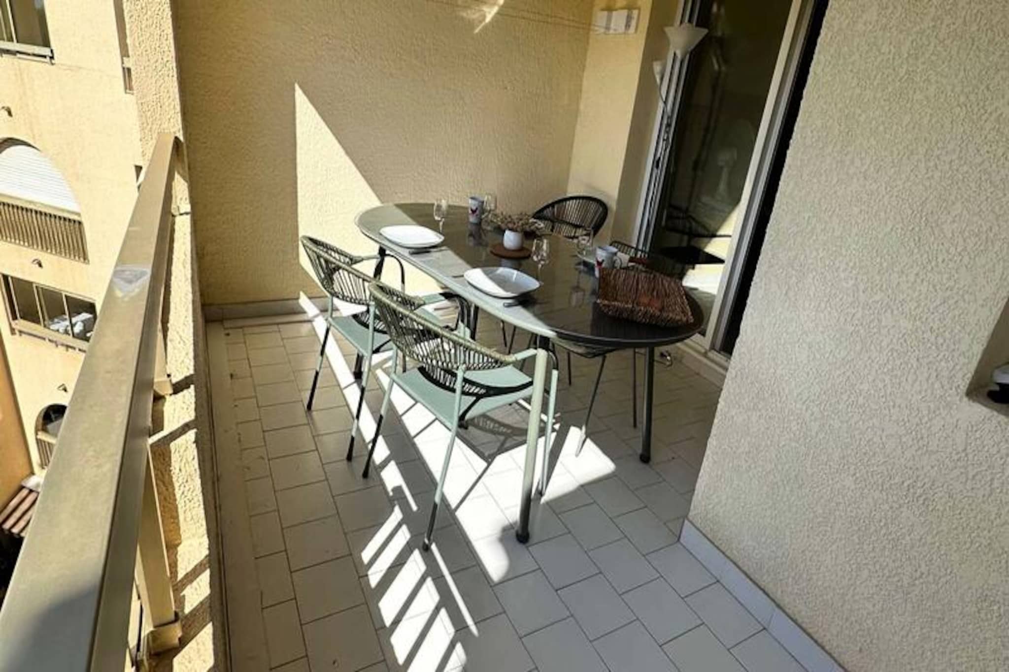 Boost your seaside vacation with this charming 32m² T3 apartment in a peaceful, tree-lined residence in Six-Fours-les-Plages. Perfect for up to 4 guests, it features a living room with an equipped kitchen area, one bedroom with a double bed, and a second bedroom with bunk beds (2 single beds). The apartment also includes a bathroom and a 10.31m² loggia. Guests have access to a swimming pool, tennis courts, and a bowling green (additional charges apply), plus private parking. The property is just 100m from the sea, with shops and amenities nearby. Bed linen and towels are available at an extra cost, and tourist taxes and a credit card deposit are due on arrival.

The apartment is ideally located near the coastal towns of Sanary-sur-Mer, Bandol, and Cassis, offering easy access to beaches, hiking trails, and local markets. Explore nearby islands like Gaou, Les Embiez, and Porquerolles, perfect for outdoor activities and water sports. You’ll also find plenty of cafes, restaurants, and boutiques to enjoy in the surrounding area, as well as the historic town of Le Castellet.

The apartment features a fully equipped kitchen, a convenient bathroom, and a cozy living area. The loggia offers a lovely space for dining or relaxing, ensuring a comfortable stay in a tranquil setting.