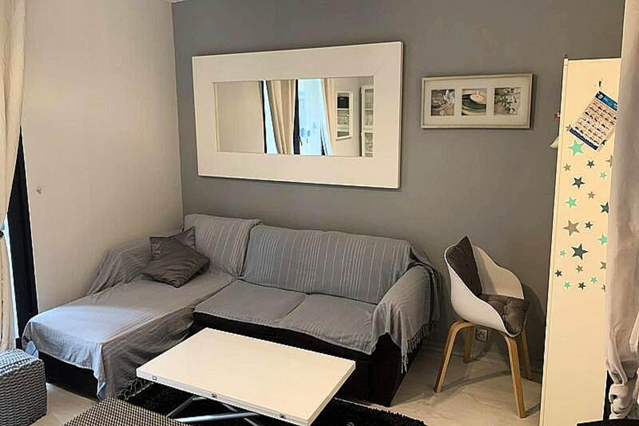 This 40m² apartment offers a relaxing stay for up to 4 guests in the tranquil La Coudoulière residence. It includes a bedroom with a double bed, a living room with a sofa bed and additional seating, and a veranda with bay windows opening to the garden. The bathroom features a bathtub, and there is a separate toilet. The apartment offers underground parking, and access to a private swimming pool is available for an additional fee. Bed linens and towels can be rented, with end-of-stay cleaning included. Pets are not allowed.  

Just 200 meters from the beach, the property provides direct sea access and is ideally located near Sanary-sur-Mer, Bandol, and Le Castellet. Explore the stunning calanques, nature trails, and nearby islands like Porquerolles and Les Embiez. The area offers plenty of activities such as walking, cycling, and a fitness trail. Local cafes, markets, and restaurants provide a taste of Provence, adding to the charm of your stay.  

The apartment includes a fully equipped kitchenette for self-catering, a separate toilet, and a well-maintained bathroom. With heating for comfort and access to the swimming pool and tennis courts (extra charge), this apartment provides a perfect seaside getaway, offering both relaxation and adventure in a picturesque setting.