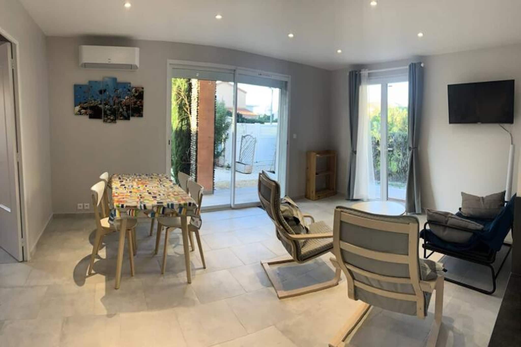 This air-conditioned 60m² T3 apartment comfortably accommodates up to 4 guests. It features a queen-size double bedroom (160x200), a second bedroom with two single beds (90x200), and a well-appointed bathroom. The apartment is non-smoking and pet-free, ensuring a tranquil environment. Bed linens and towels are available for an additional charge, and end-of-stay cleaning is included. 

Located just 100 meters from the sea with direct access, the apartment offers a perfect base to explore the stunning coastline. It is near Sanary-sur-Mer, Gaou Islands, Les Embiez, Porquerolles, Cassis, Bandol, and Le Castellet, providing ample opportunities to discover picturesque villages, beaches, and scenic attractions. Nearby cafes, markets, and restaurants serve the finest local cuisine and fresh produce, enhancing your stay with a taste of Provence.

The apartment comes with a fully equipped kitchen, including a refrigerator, microwave, and induction hob, ideal for preparing meals during your stay. The private outdoor space features a 40m² south-facing terrace with garden furniture, perfect for dining or relaxing in the sun. With heating for comfort, this apartment offers all the amenities needed for a relaxing seaside vacation.