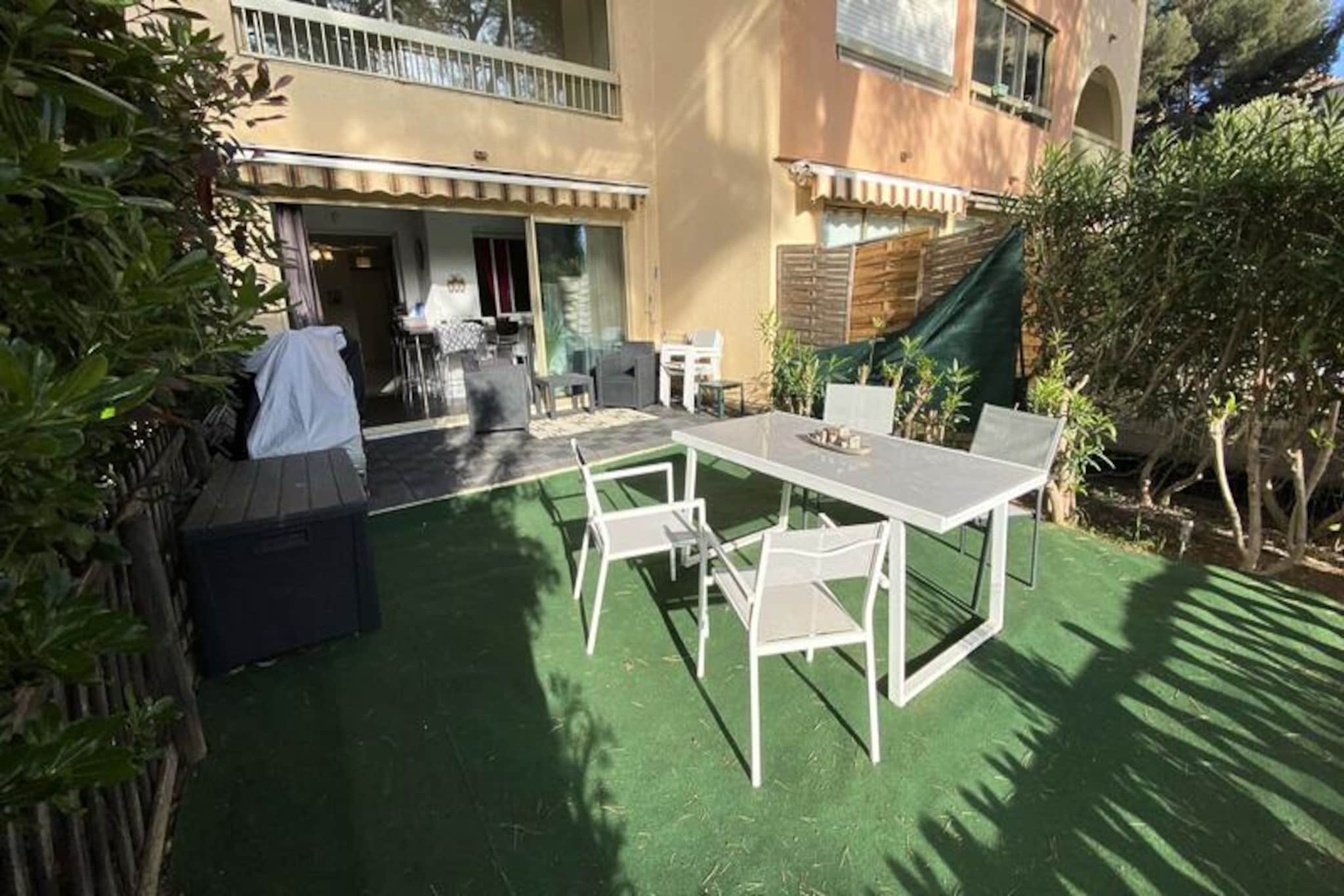 2 Rooms for 4 People