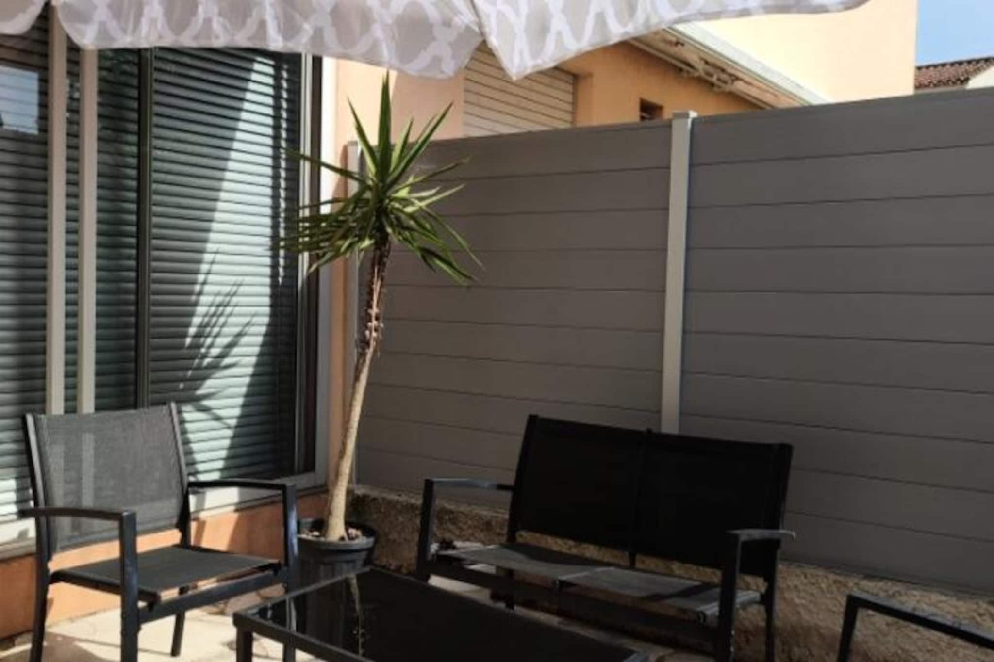 This charming 35m² apartment offers comfortable accommodation for up to 4 people. The living/dining room is furnished with a convertible sofa, while the bedroom features a double bed. A well-equipped bathroom adds convenience, and the apartment also has a private loggia and a 20m² terrace on the ground floor. Located in a small, secure condominium, the apartment includes private parking for added ease. Bed linen and towels are not provided but are available at an additional cost. Tourist taxes and a credit card deposit are collected upon arrival.

Perfectly situated for a seaside escape, the apartment is just 400 meters from the beach and 500 meters from the port of Sanary-sur-Mer. The town center, with its charming shops and cafes, is only 600 meters away, offering a variety of local attractions. Nearby, you'll find popular destinations such as Bandol, Saint-Cyr-sur-Mer, Le Castellet, Île du Gaou, Porquerolles, and the beautiful creeks of Cassis.

The apartment features a fully equipped kitchen for preparing meals during your stay, with a comfortable living space to relax. The bathroom is functional, and the terrace provides a peaceful outdoor space for enjoying the surroundings. End-of-stay cleaning is included, and the residence is ideal for those seeking a peaceful retreat close to everything.