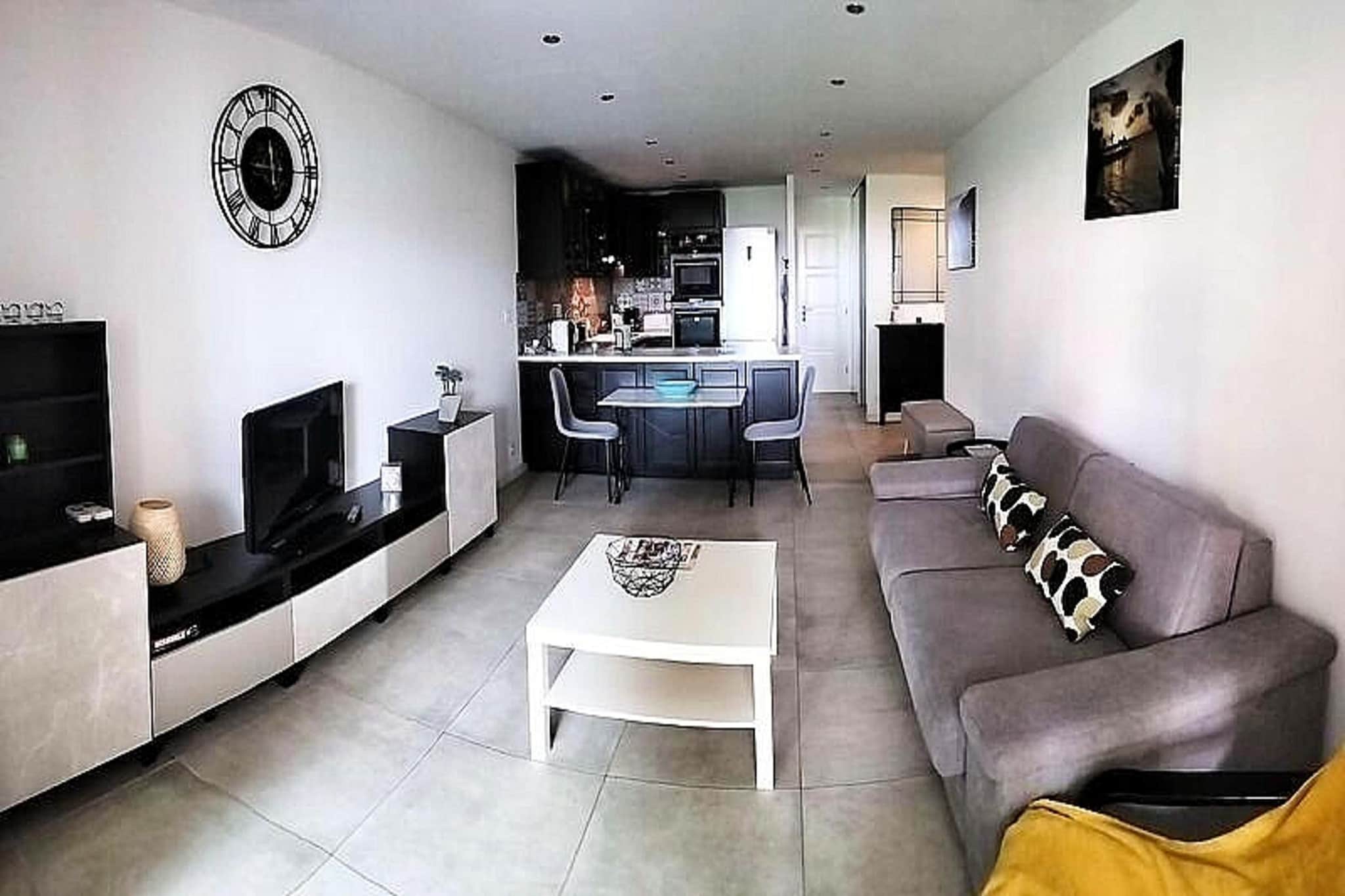 Enhance your seaside getaway with this comfortable 47m² apartment located in a peaceful wooded area just 200 meters from the sea. The apartment accommodates up to 4 people, featuring a bedroom with a double bed and a living room with a sofa bed. The space also includes a loggia with bay windows opening to a beautiful garden, offering a serene spot to relax. Bed linen and towels are available at an additional cost, and a tourist tax and credit card deposit will be collected on arrival. Access to the swimming pool and tennis court is available at an extra charge.

This idyllic location offers direct access to the Mediterranean coast, with stunning beaches just a short walk away. The apartment is ideally positioned near local attractions such as the picturesque villages of Sanary, Bandol, and Le Castelet, as well as the renowned creeks, Porquerolles, and the Embiez and Bendor islands. The area is perfect for outdoor activities like walking, cycling, and exploring nature trails, ensuring that you can fully embrace the beauty of the region.

Inside, the apartment features a fully equipped kitchen for preparing meals at your convenience, along with a bathroom and separate toilet. The living room is designed for relaxation, while the loggia provides a tranquil outdoor space. Enjoy the comforts of home in a stunning coastal setting, with the added benefit of parking within the secure residence.