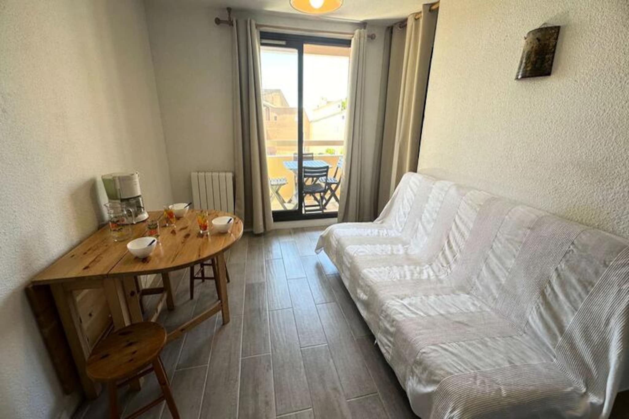 2 Rooms for 4 People