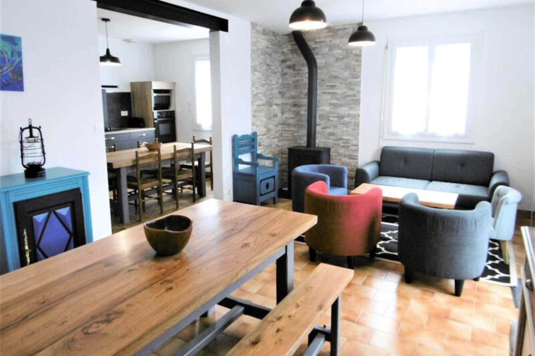 This spacious 120 m² holiday home comfortably accommodates up to 10 guests with four bedrooms, each featuring 140 cm double beds, and one room with an additional 90 cm single bed. The house is pet-friendly, welcoming small and medium-sized dogs (up to 20 kg) for a small supplement of €28 per pet per week. The property requires a €800 deposit and offers optional services, such as bed and bathroom linen rental and cleaning services. The rental also includes heating, but electricity is charged based on usage during specific periods.

Just 50 meters from the beautiful Roaliguen beach, the house offers the perfect location for beach lovers. Guests can enjoy the nearby sandy shores and the vibrant atmosphere of the surrounding area. Local cafes, shops, and markets provide a taste of the local culture, while the picturesque coastline invites outdoor enthusiasts to explore the natural beauty of the region.

The home features a fully equipped kitchen with a refrigerator, oven, microwave, hob, dishwasher, and washing machine for added convenience. The spacious living room offers a comfortable place to relax, and each bathroom is equipped with modern fixtures, including walk-in showers and double sinks. The exterior boasts a private garden, a terrace with garden furniture and a barbecue, as well as a bowling green and a table for outdoor activities. A garage and parking within the property are also available.