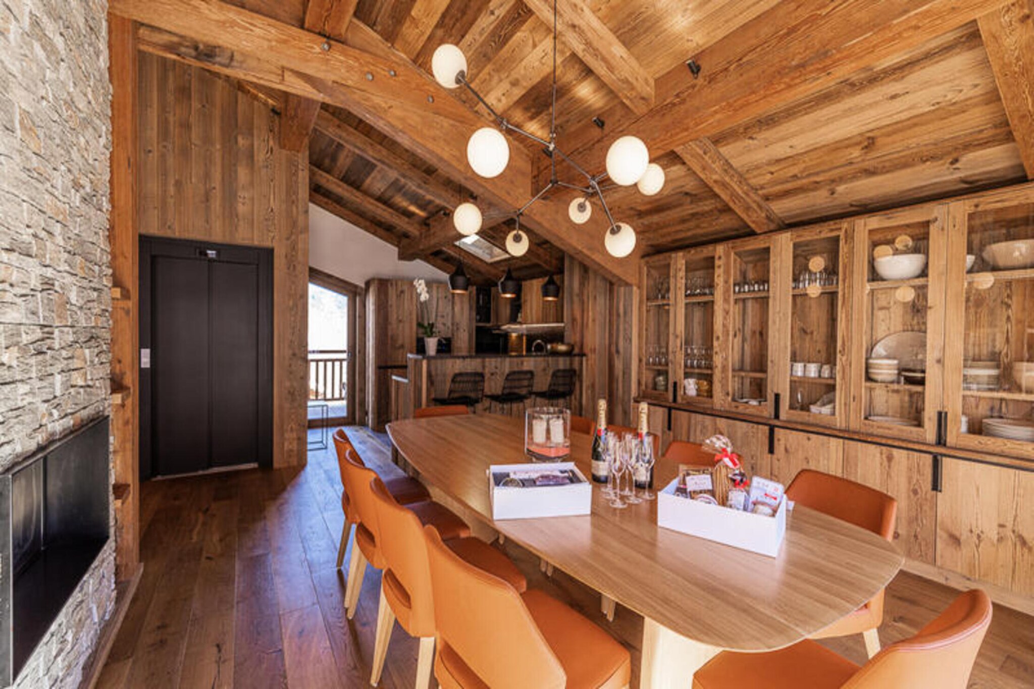 This luxurious 5-level chalet offers spacious accommodation for up to 12 guests, featuring 6 en-suite bedrooms with twin or double beds. The master bedroom comes with a bathroom including a bathtub and shower, while other rooms have showers and balconies. The property also includes a ski room with boot dryers, a TV room, and a safe. Pets are welcome for a fee, ensuring a comfortable stay for all family members.
Located in the peaceful hamlet of Bois du Praz, this chalet is just 400 meters from the village center, where you'll find charming shops, cafes, and restaurants. The ski lifts, located only 200 meters away, provide quick access to the slopes of Courchevel 1850, ideal for winter sports enthusiasts. The area offers a relaxing retreat with easy access to both the village amenities and the larger Courchevel resort.
The chalet’s spacious living area includes a lounge with a fireplace, a dining room, and a fully equipped open kitchen with a bar. Guests can enjoy the outdoors with a terrace and balcony, while a dedicated reading room provides a quiet retreat. The relaxation area on the lower level includes a swimming pool, sauna, and herbal tea room, ensuring a rejuvenating experience after a day on the slopes.