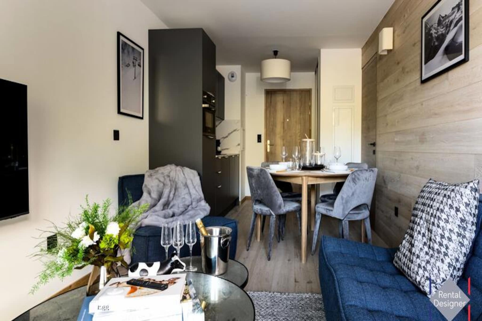 2 Rooms for 4 People