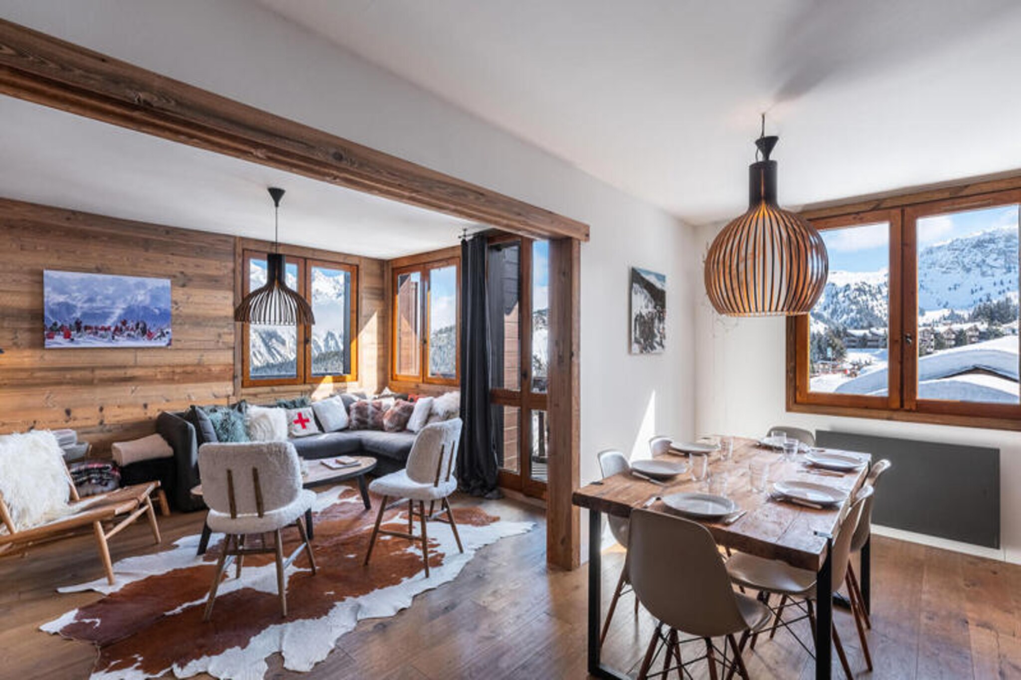 This charming apartment in the Pralong district of Courchevel 1850 accommodates up to 6 guests in three cozy bedrooms. The first bedroom features a bunk bed and a single bed, ideal for children, while the second and third are double bedrooms, one with a balcony, desk, and TV for added comfort. The property includes a shower room and a ski locker for convenience. Bed linens and towels are provided, and the beds are made upon arrival, ensuring a welcoming atmosphere.
Located just 80 meters from the Pralong ski lift, guests can easily access the slopes and enjoy the expansive “Les 3 Vallées” ski area. The resort center is only 1500 meters away, and you can conveniently reach it with the free shuttle service. The area is home to picturesque views, local shops, and a variety of cafes, making it a prime location for both relaxation and adventure.
The apartment is designed with comfort in mind, featuring a spacious living and dining room with a balcony offering scenic views. The open kitchen is fully equipped for your convenience, allowing you to prepare meals at your leisure. A welcoming entrance area completes the property, ensuring a cozy and functional stay for all guests.