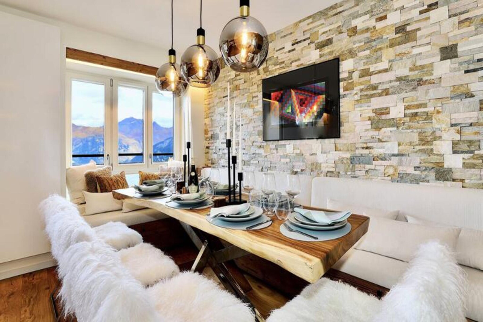 This charming duplex apartment offers 120 m² of space for up to 6 guests, featuring 3 double bedrooms, each with a wardrobe and en-suite bathroom. Two of the bedrooms share a shower room, while the third bedroom includes an en-suite bathroom with a shower and toilet. The apartment is non-pet-friendly, ensuring a peaceful stay for all guests. It is equipped with household linen (sheets and towels), slippers, and regular cleaning services twice a week, along with beds made on arrival for added convenience.
Located in the heart of Courchevel 1850, this apartment places you just a few steps from the resort's shops, ski slopes, and ski lifts. The area offers a variety of local cafes, boutiques, and restaurants to explore, as well as panoramic views of the resort. Whether you're looking to enjoy skiing or simply soak in the mountain atmosphere, everything you need is easily accessible from your doorstep.
The apartment features an open kitchen, fully equipped for preparing meals, and a spacious living room with a terrace and television for relaxation. It also offers a ski locker to store your gear after a day on the slopes. The well-maintained property includes end-of-stay cleaning and a parking space for your convenience.