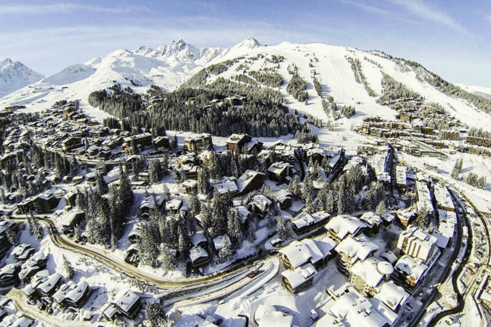 This charming 85m² apartment is located on the 2nd floor of a beautiful chalet, accommodating up to 6 guests with 3 bedrooms, each featuring a large double bed and a TV. The property is pet-free and offers top-quality bedding for maximum comfort. Each bedroom is complemented by its own bathroom, with 2 showers and 1 bathtub, providing convenience and privacy for all guests.
Situated in the Plantrey sector of Courchevel 1850, this apartment is ideally located at the foot of the ski slopes, with the slopes just 40m away. The Pralong lift and the resort center are within easy reach, making it the perfect choice for both experienced skiers and those new to the sport. Nearby, you'll find cafes, restaurants, and shops offering a variety of dining and shopping experiences, making the location ideal for relaxation and convenience.
The apartment features a fully equipped open kitchen and a spacious living area with a dining room and lounge. A south-facing balcony provides a sunny spot to unwind, while the individual ski room with boot warmer ensures your gear is kept ready for the slopes. Additional amenities include WIFI, a washing machine/dryer, and end-of-stay cleaning (excluding kitchen).