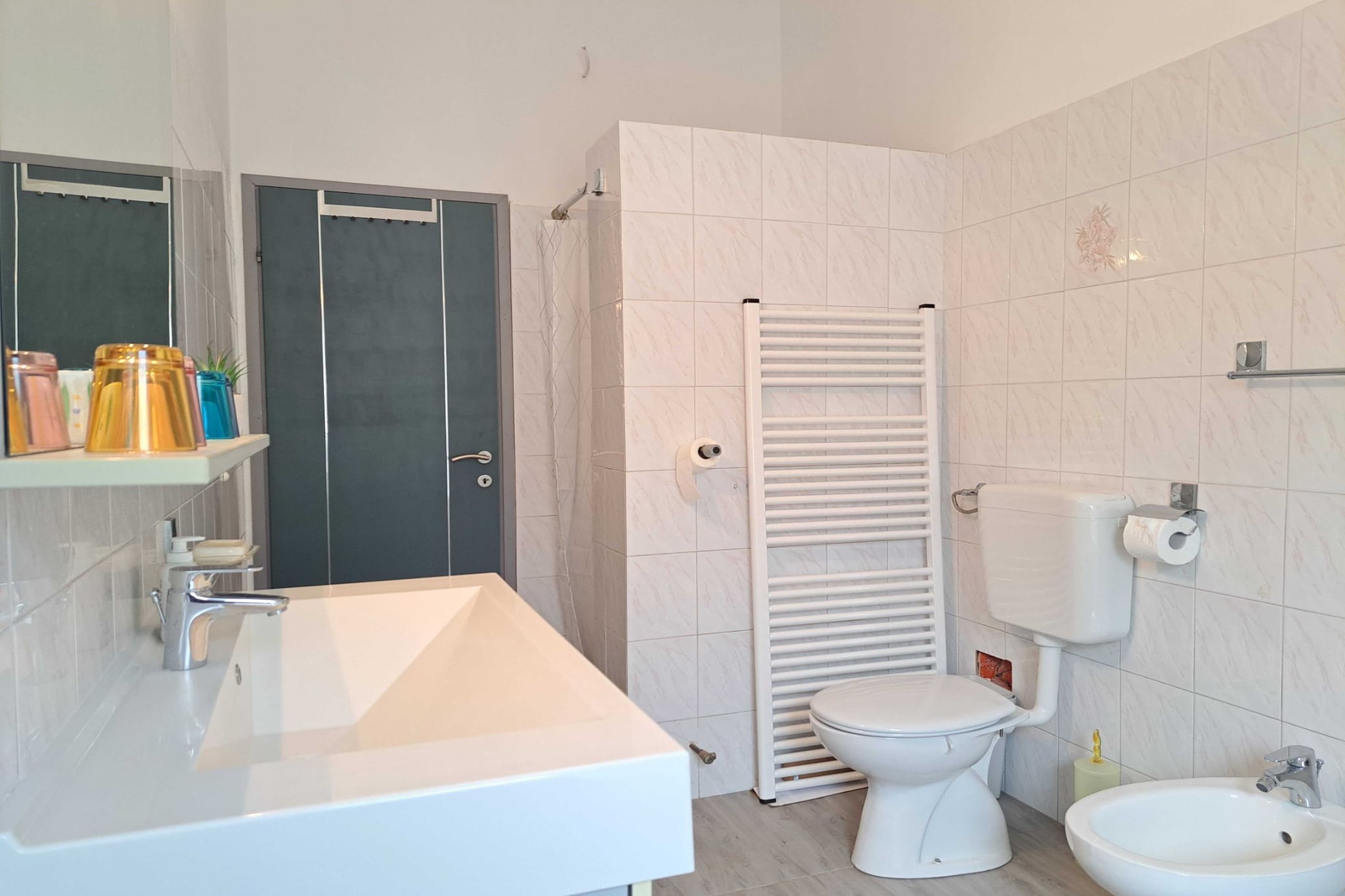 Spacious Urban Retreat Apartment with Terrace - Two Bedroom Apartment with Terrace-Bathroom