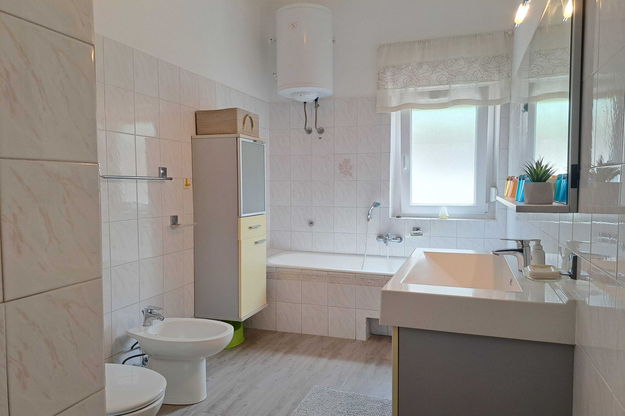 Spacious Urban Retreat Apartment with Terrace - Two Bedroom Apartment with Terrace-Bathroom