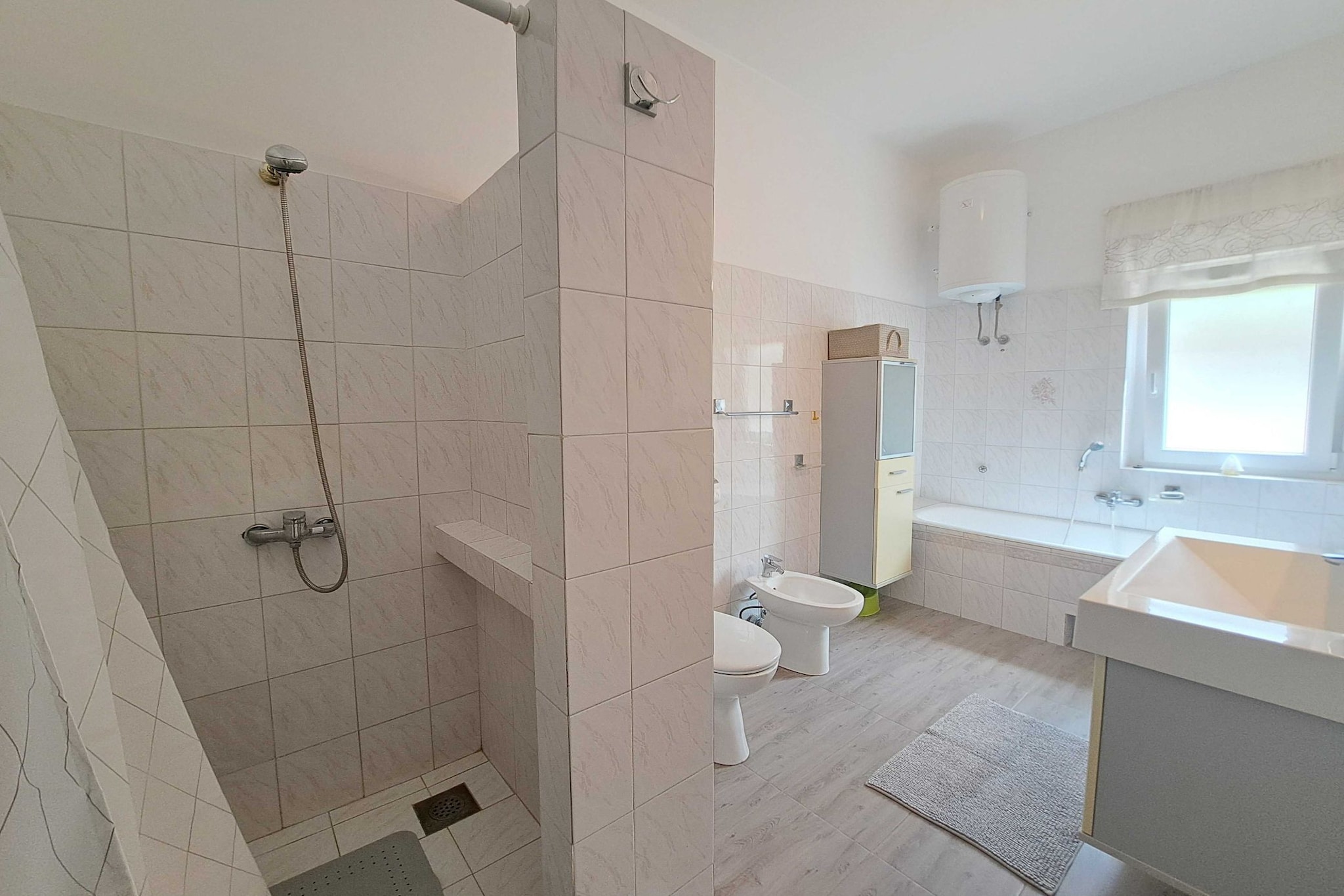 Spacious Urban Retreat Apartment with Terrace - Two Bedroom Apartment with Terrace-Bathroom