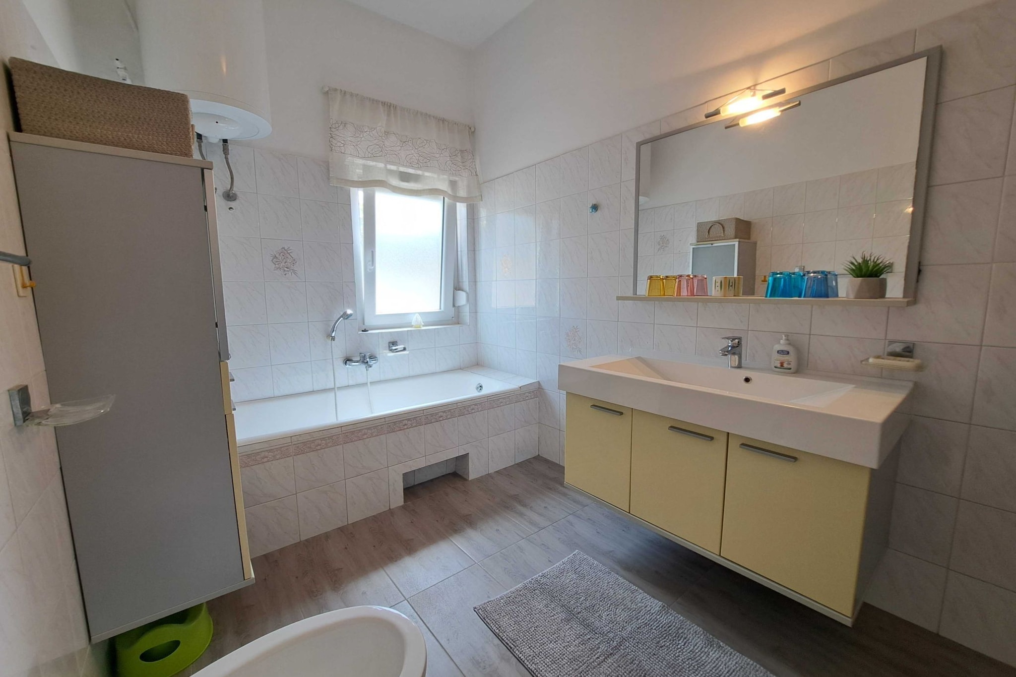 Spacious Urban Retreat Apartment with Terrace - Two Bedroom Apartment with Terrace-Bathroom