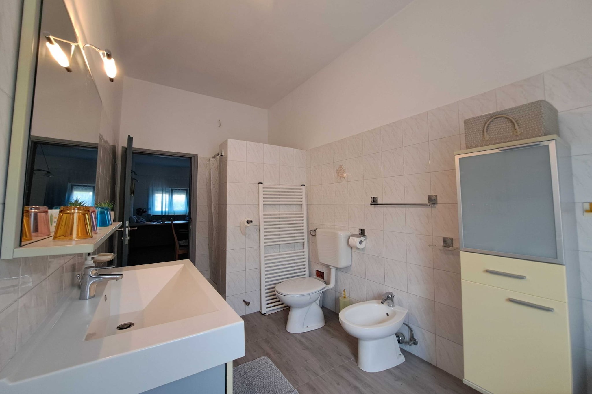 Spacious Urban Retreat Apartment with Terrace - Two Bedroom Apartment with Terrace-Bathroom