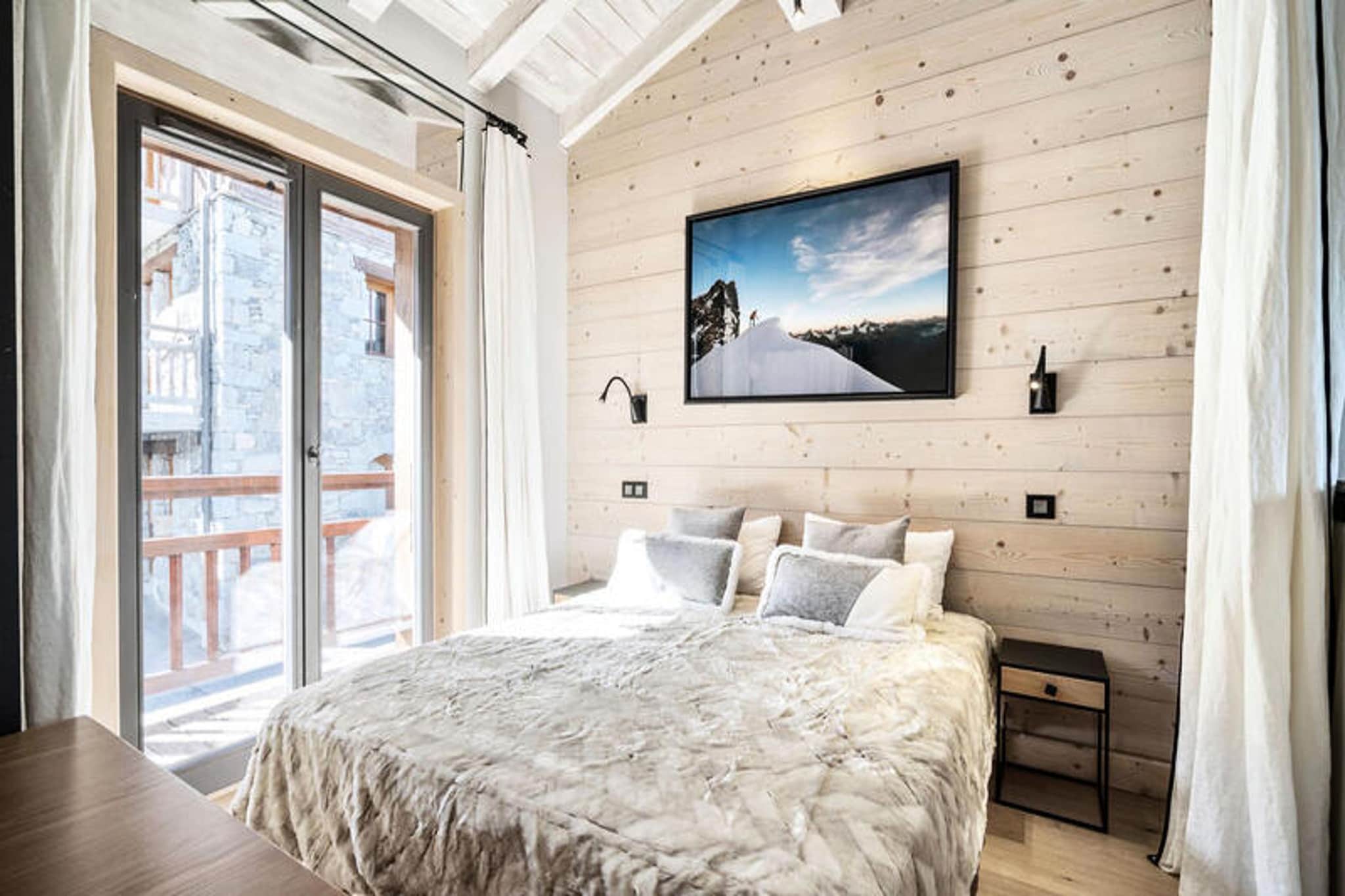 This charming apartment, located in the heart of La Tania village, is perfect for a family or small group, accommodating 2 adults and 2 children. It offers a cozy double bedroom, a room with bunk beds for children, and a bathroom with separate toilets. The living room opens to a balcony and features a decorative stove, creating a warm and inviting atmosphere. For added comfort, all essential linens, including sheets and towels, are provided, with beds made upon arrival. Please note, the property is non-smoking and does not allow pets.
The apartment enjoys a fantastic location at the foot of the slopes, providing ski-in/ski-out access to the resort's many winter activities. Guests can easily reach the La Tania gondola for access to the vast 3 Vallées ski area. The village itself is a hub for outdoor enthusiasts, with shops, cozy cafes, and restaurants offering a variety of dining options. The picturesque setting is perfect for those looking to explore both in the winter and summer months, with plenty of trails for hiking or skiing just moments away from the property.
The apartment offers an open, fully-equipped kitchen with a stove, oven, fridge, and necessary kitchenware, seamlessly connecting to the living room. It includes a ski locker, outdoor parking, Wi-Fi, essential bathroom products, end-of-stay cleaning, and slippers for added comfort.
