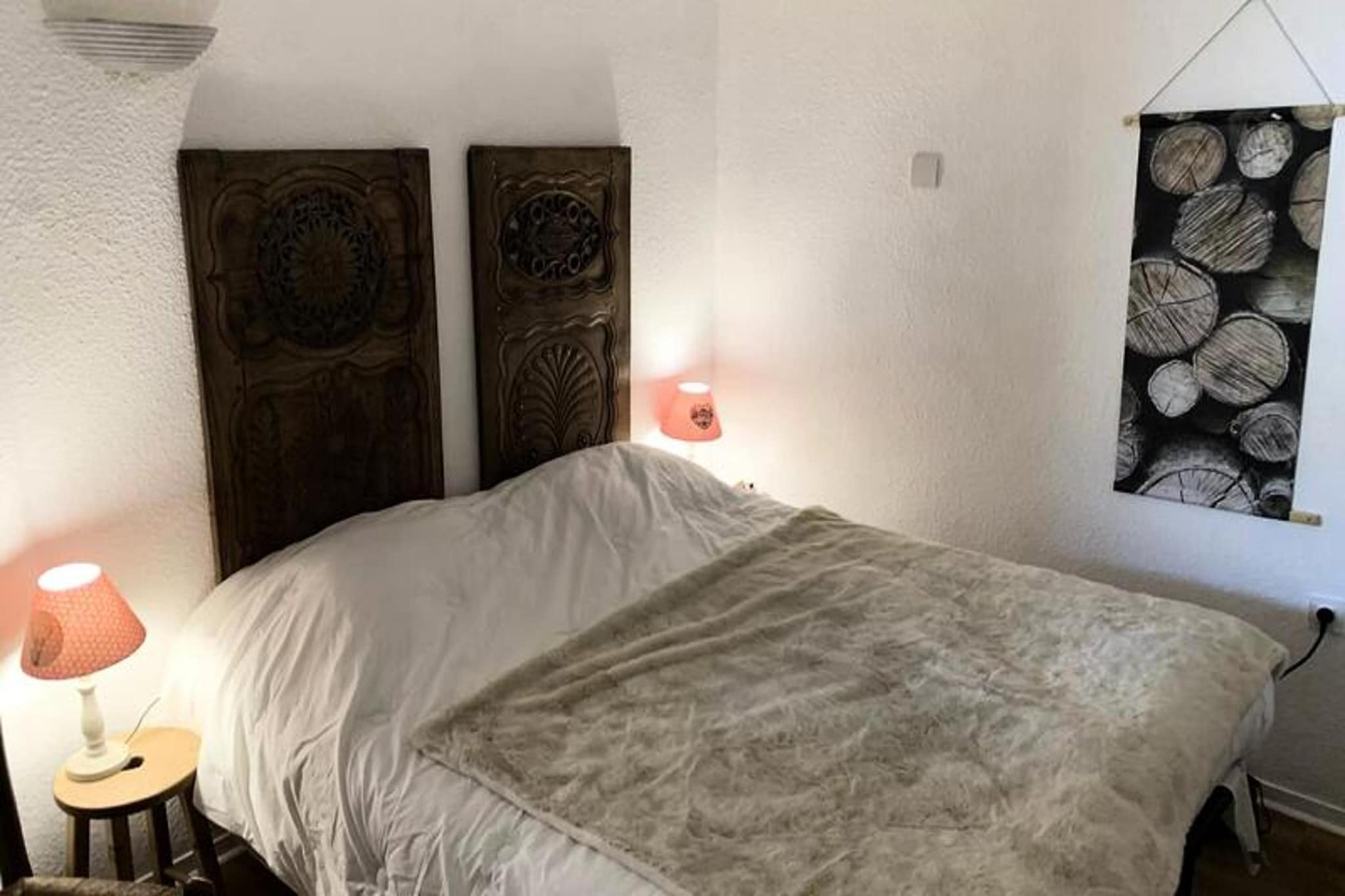 This cozy two-room apartment offers accommodation for up to 4 people, featuring a double bedroom and a convertible sofa bed in the living room. The property is not pet-friendly and includes essential amenities like bed linen, with the option for a daily linen change available for an additional cost. Towels are available for an extra charge. A private parking space in a covered parking facility is included, ensuring convenience during your stay. The apartment’s balcony offers a scenic view to the west, and it is located on the 6th floor of the residence. A mandatory cleaning service is to be paid on arrival, and other services such as daily cleaning can be arranged at an additional cost.

Located at the foot of the slopes, the apartment offers direct access to the ski lifts and is in the heart of La Tania. Guests are steps away from shops, restaurants, and a cinema, with resort amenities within 100 meters. A free shuttle stop provides easy transport to Courchevel and Méribel, and there are plenty of hiking opportunities nearby.

The apartment features an American-style kitchen with a stovetop, oven, and fridge for easy meal preparation. It includes a well-maintained bathroom, a separate toilet, and a dining area for 5. Optional Wi-Fi is available at an additional charge. This apartment offers a comfortable base for skiing or relaxation in La Tania.