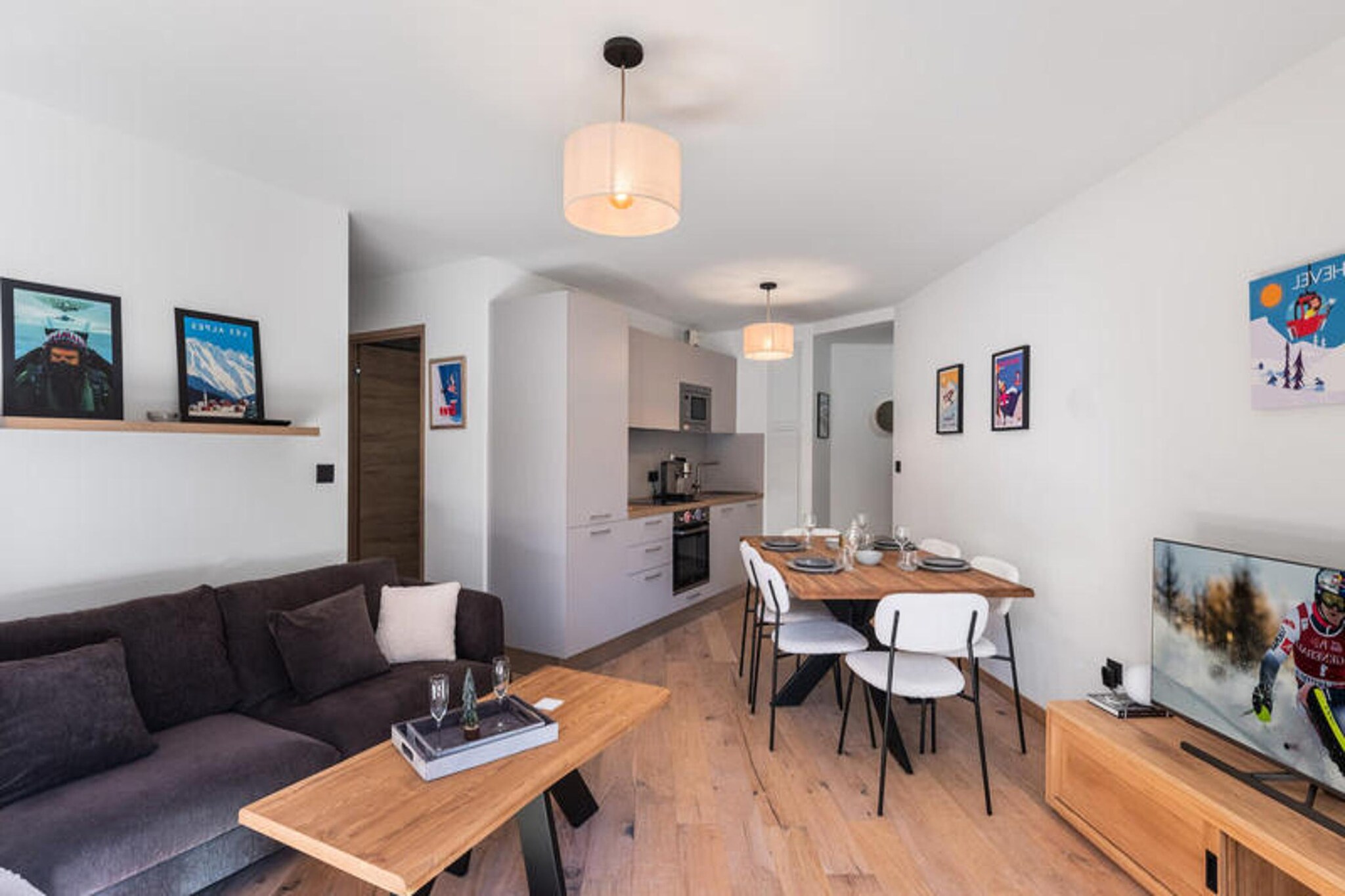 This modern 2-room cabin apartment offers a comfortable stay for up to 2 adults and 2 children. The accommodation includes a spacious living room with a sofa, a TV, and a dining table. The apartment is pet-free and non-smoking, providing a peaceful environment for your stay. The bedroom features a double bed (160x200) with an additional set of bunk beds (80x185) in the cabin area. Wi-Fi is available, but please note the mobile network reception is limited within the residence. For your convenience, bed linens and towels are provided, with the beds made upon your arrival. Regular cleaning services are included twice a week.
Located just 340 meters from the slopes, the apartment is perfectly positioned for skiing enthusiasts. The lively Moriond area of Courchevel, with its shops, cafes, and amenities, is only a few minutes away, offering you easy access to local markets, restaurants, and other attractions. Whether you're seeking après-ski relaxation or exploring the nearby trails, everything is within close reach.
The apartment is well-equipped with a fully functioning kitchen that includes modern appliances like an oven, microwave, dishwasher, induction hob, and coffee maker. Additional amenities include a spacious shower room with double sinks, a towel dryer, a washer-dryer for your convenience, and an independent WC. The property also includes a ski locker on the ground floor and a parking space for added convenience.