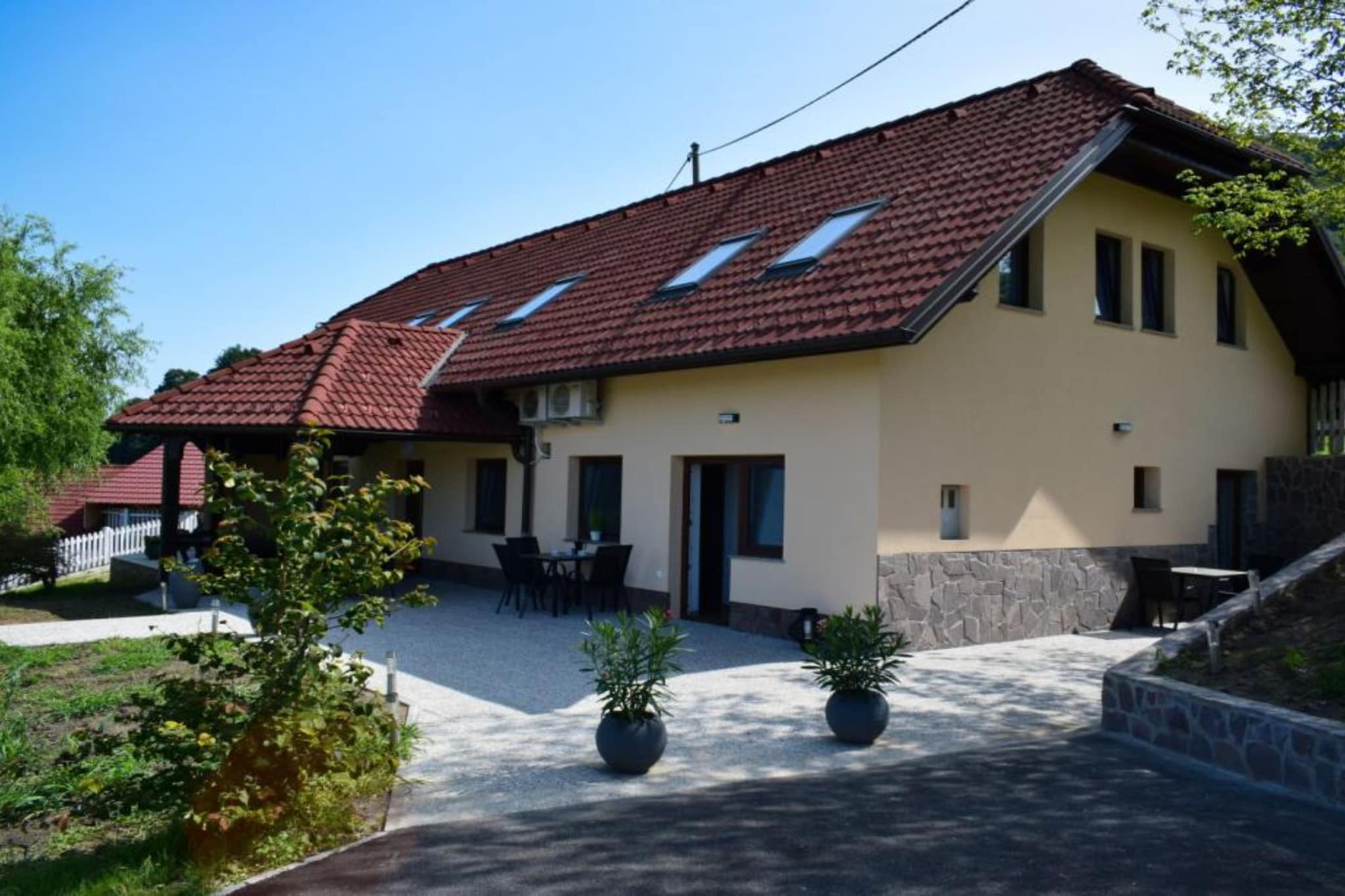 Zevnik Quiet Retreat with Stunning Views and Equestrian Activities - One Bedroom Apartment-Buitenlucht