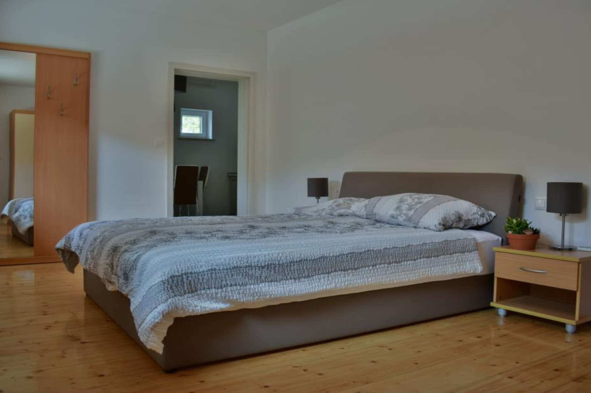 Zevnik Quiet Retreat with Stunning Views and Equestrian Activities - Standard One Bedroom Apartment-Slaapkamer