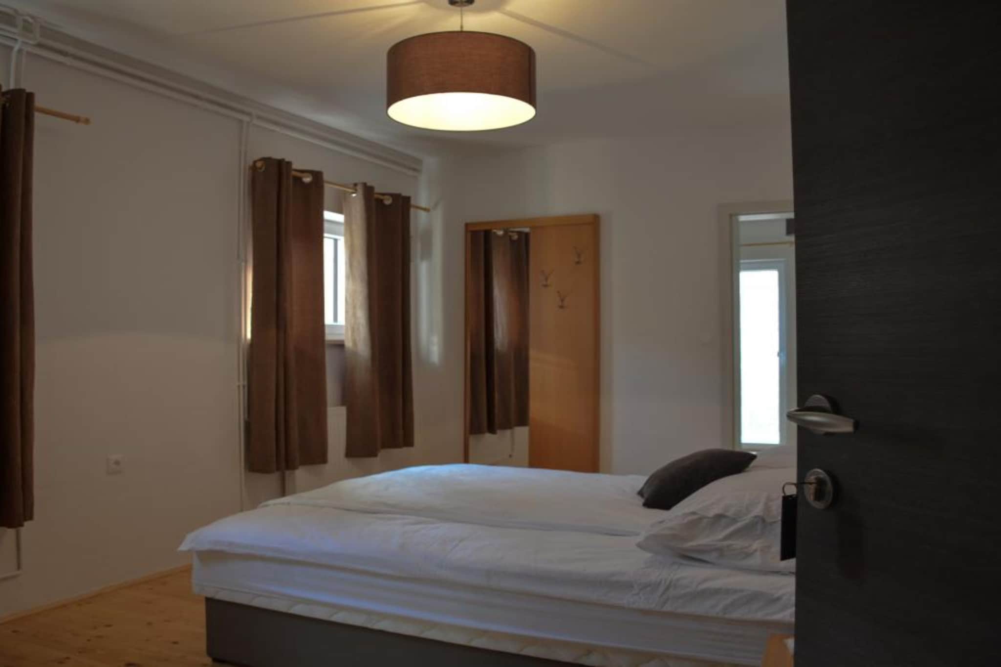 Zevnik Quiet Retreat with Stunning Views and Equestrian Activities - Standard One Bedroom Apartment-Slaapkamer