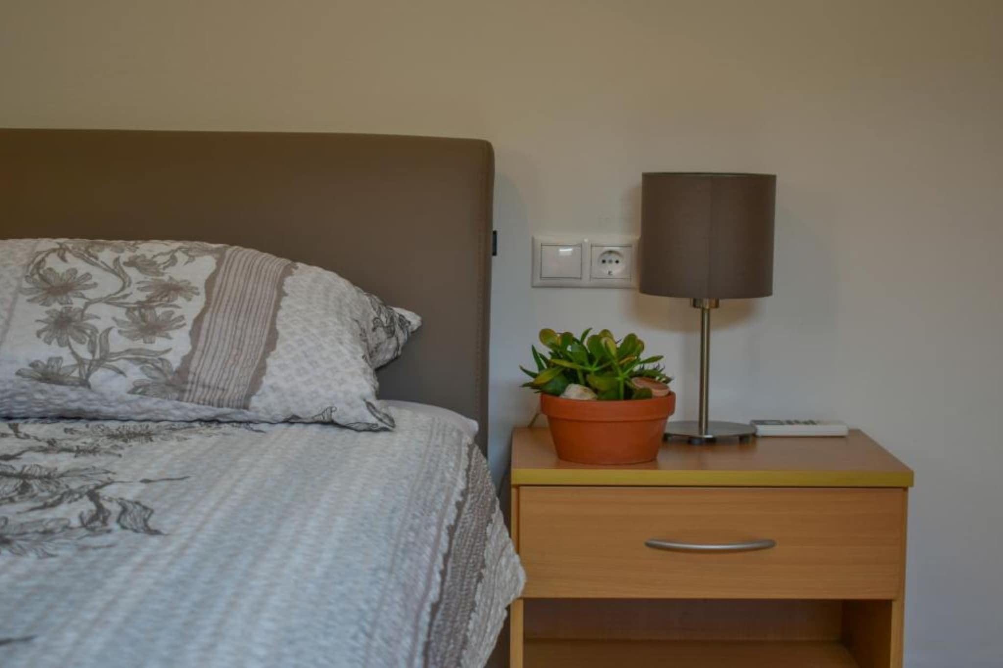 Zevnik Quiet Retreat with Stunning Views and Equestrian Activities - Standard One Bedroom Apartment-Slaapkamer