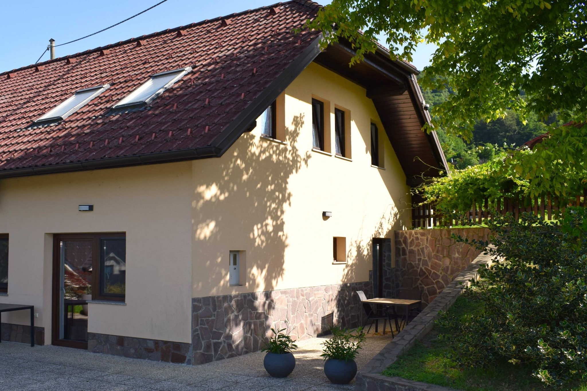 Zevnik Quiet Retreat with Stunning Views and Equestrian Activities - Triple Room with Private  Bathroom-Buitenlucht