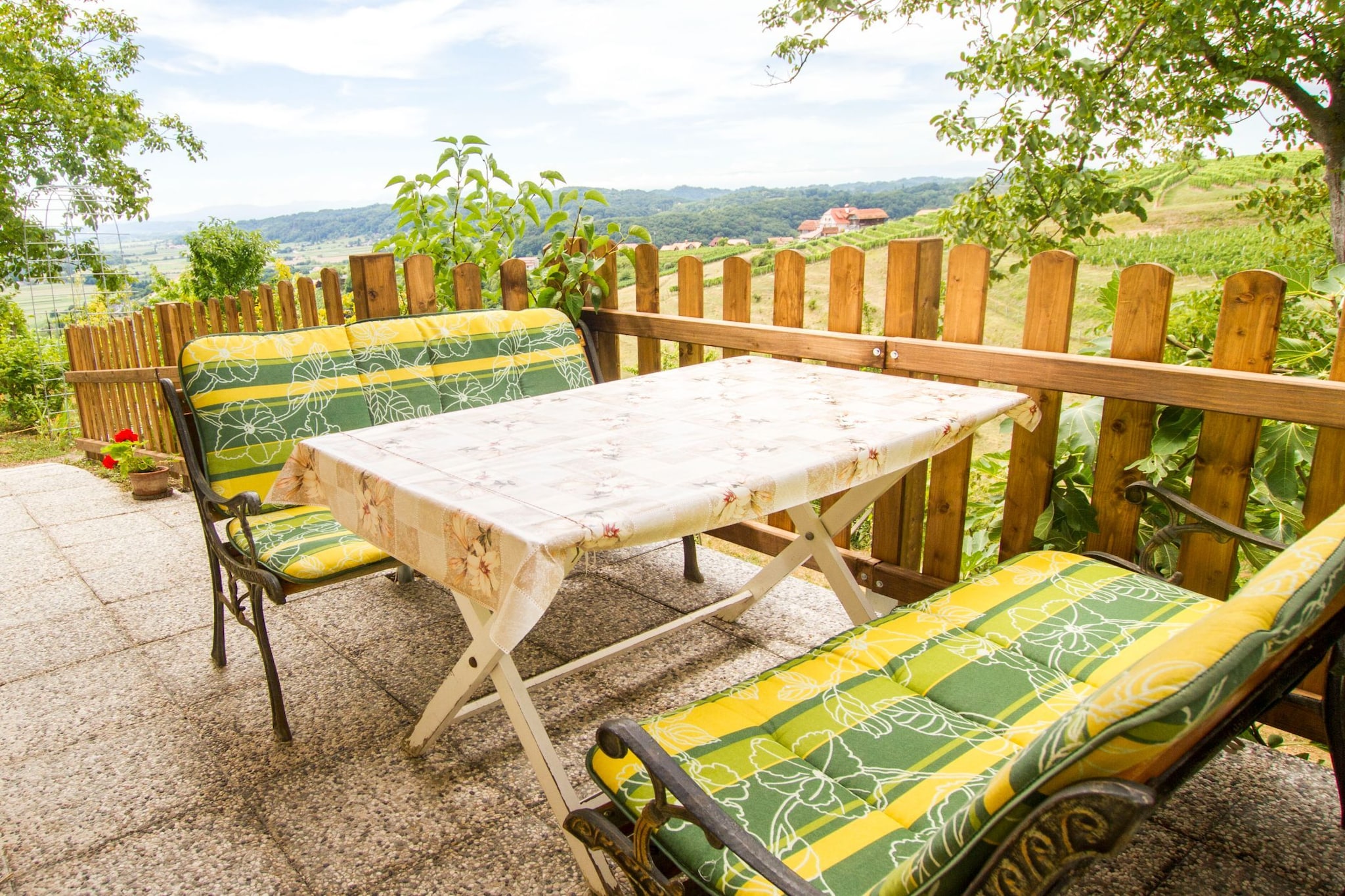 Sunny Two Bedroom Retreat in Beautiful Bizeljsko - Two Bedroom Country House-Buitenlucht