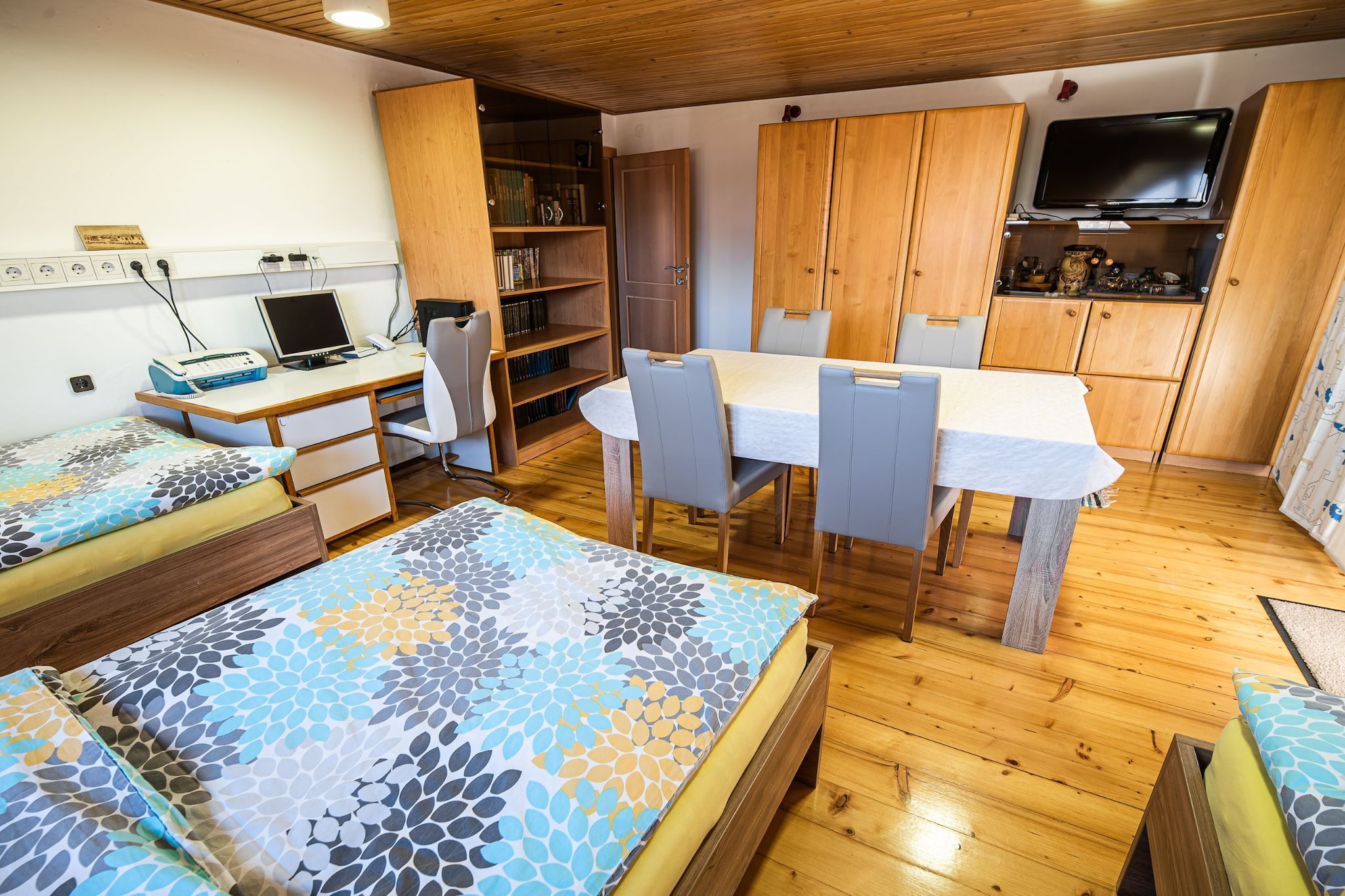 Relaxing Retreat with Hot Tub in Sevnica - Three Bedroom Apartment-Slaapkamer
